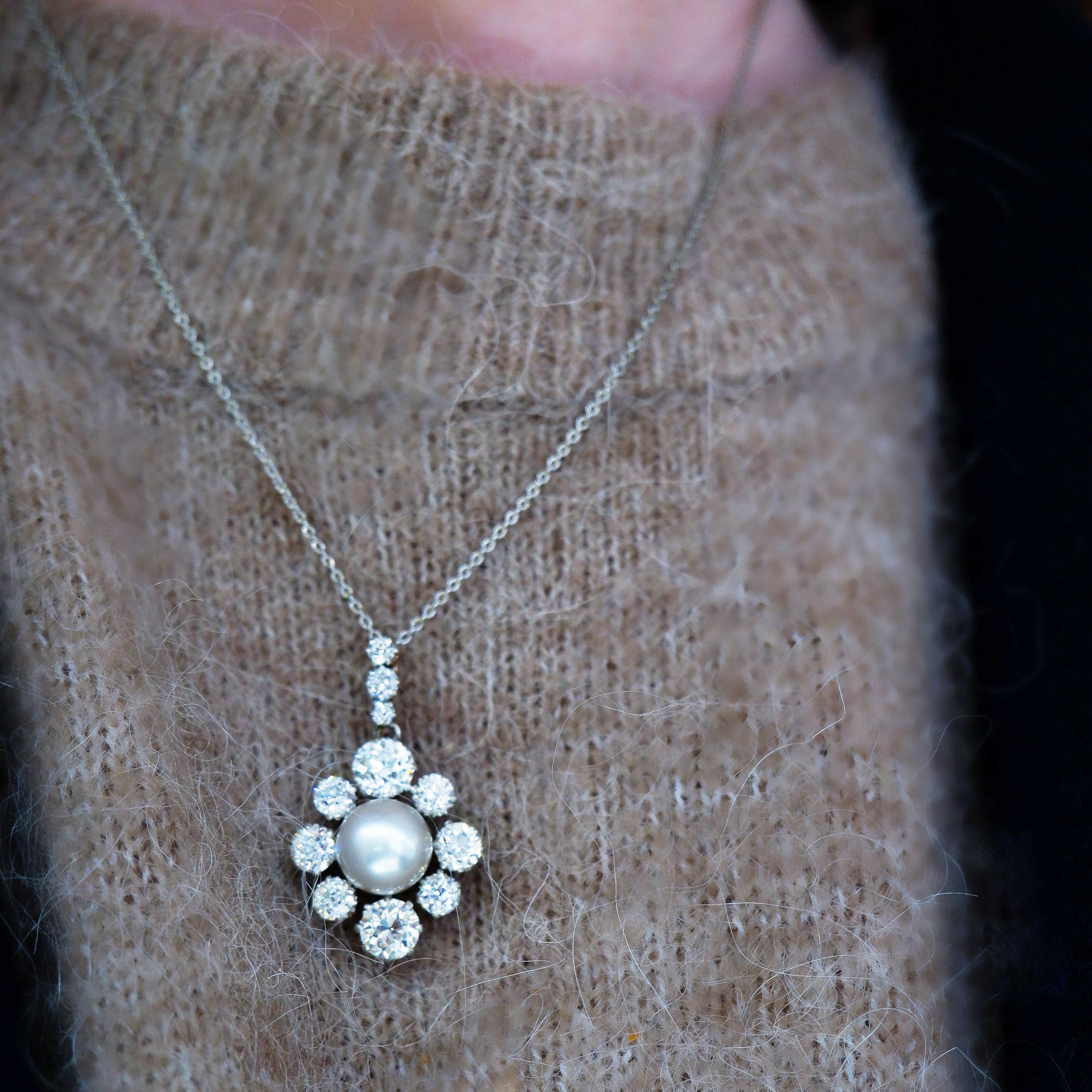 Antiker Perlen- und Diamantanhänger mit einer silbernen, weißen, natürlichen Bouton-Perle in der Mitte eines Diamanten-Clusters, bestehend aus acht abwechselnd größeren und kleineren Diamanten im Altschliff, in Krallen- und Herzfassung, montiert in