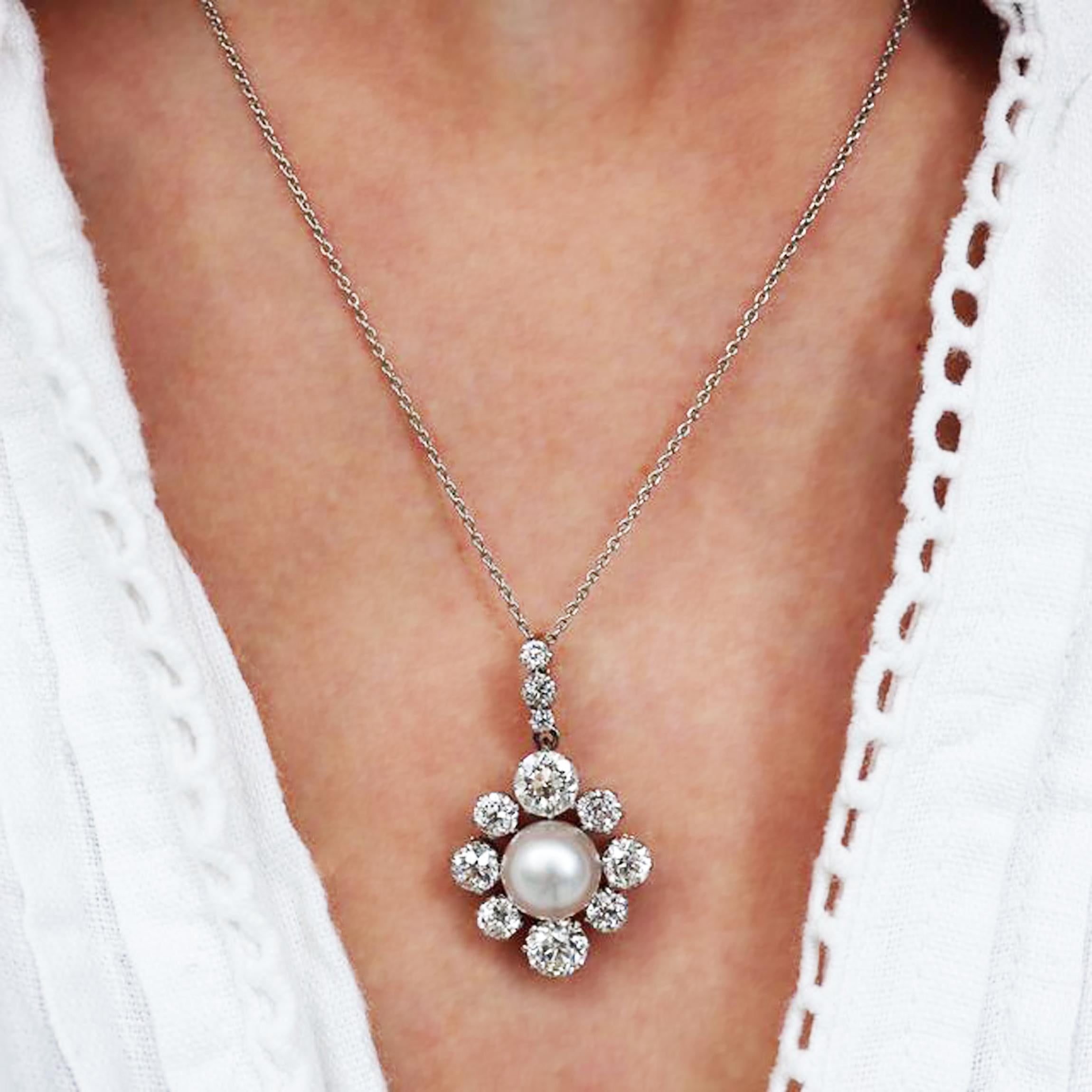 Pendentif ancien en perles et diamants, avec une perle bouton naturelle en argent blanc, au centre d'une grappe de diamants, composée de huit diamants de taille ancienne alternés, plus grands et plus petits, en serti couronne et cœur, monté en