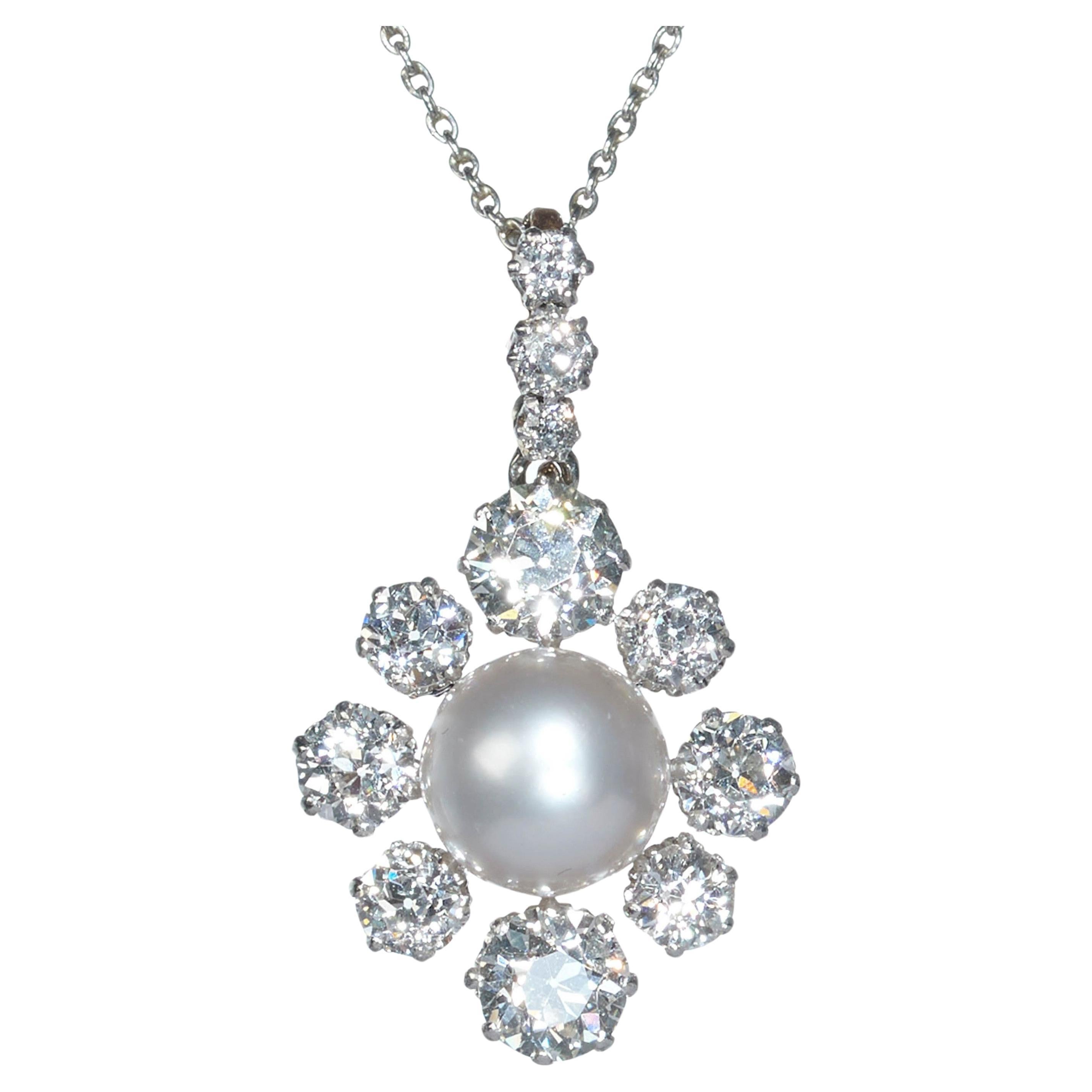 Antico ciondolo a grappolo con perle, diamanti, platino e oro, circa 1910 in vendita