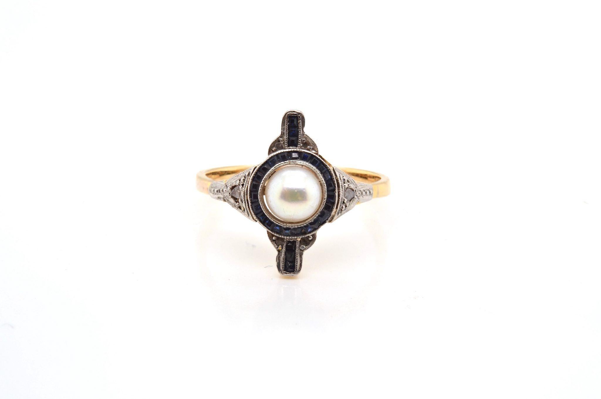 Stones: 1 cultured pearl of 6mm, calibrated sapphires and small diamonds
Dimensions: 1.6cm x 1.2cm
Material: Gold and platinum
Weight: 2.7g
Finger size: 55 (free sizing)
Certificate
Ref. : 24969