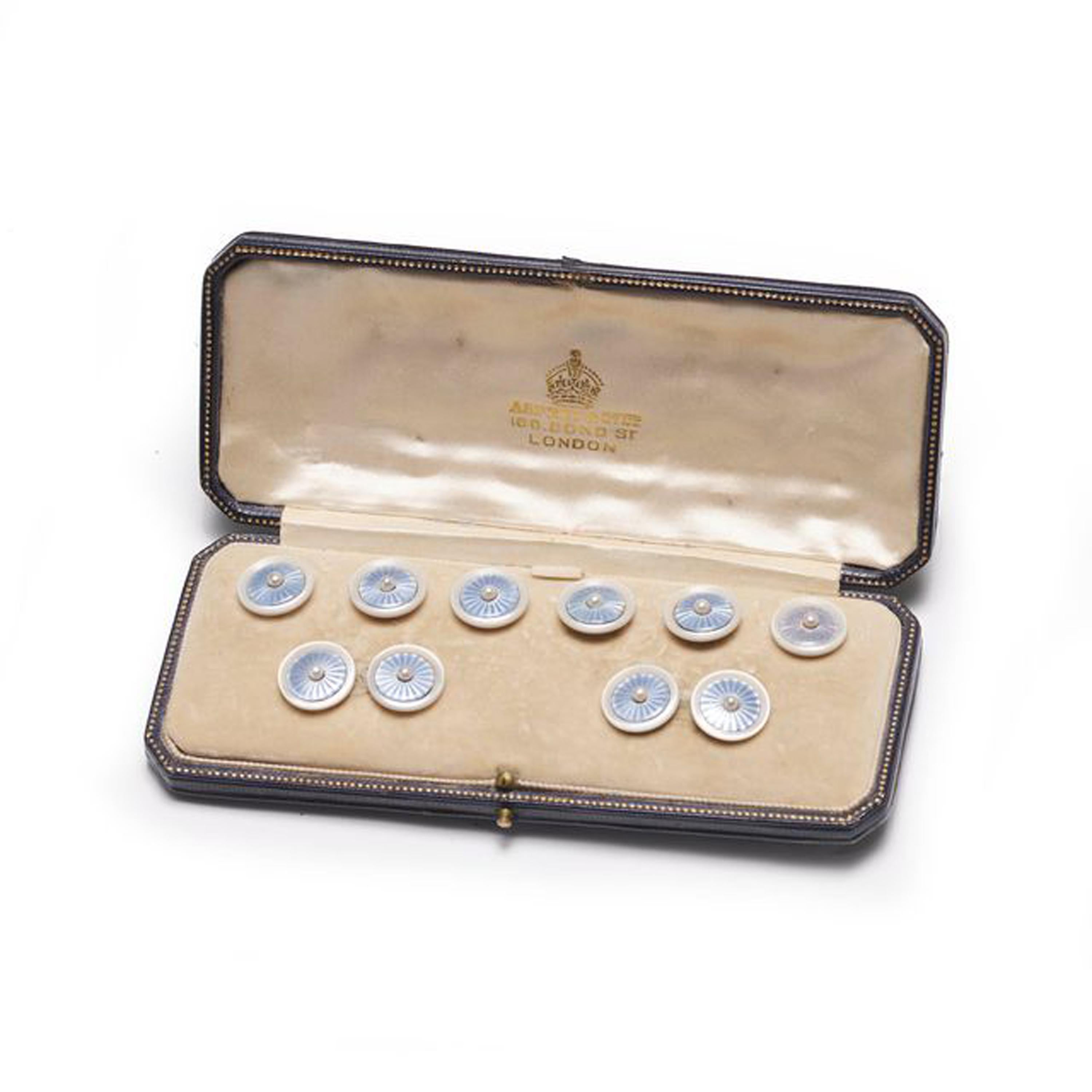 Antique Pearl Enamel Mother of Pearl and Gold Gentlemen's Dress Set, Circa 1925 In Fair Condition For Sale In London, GB