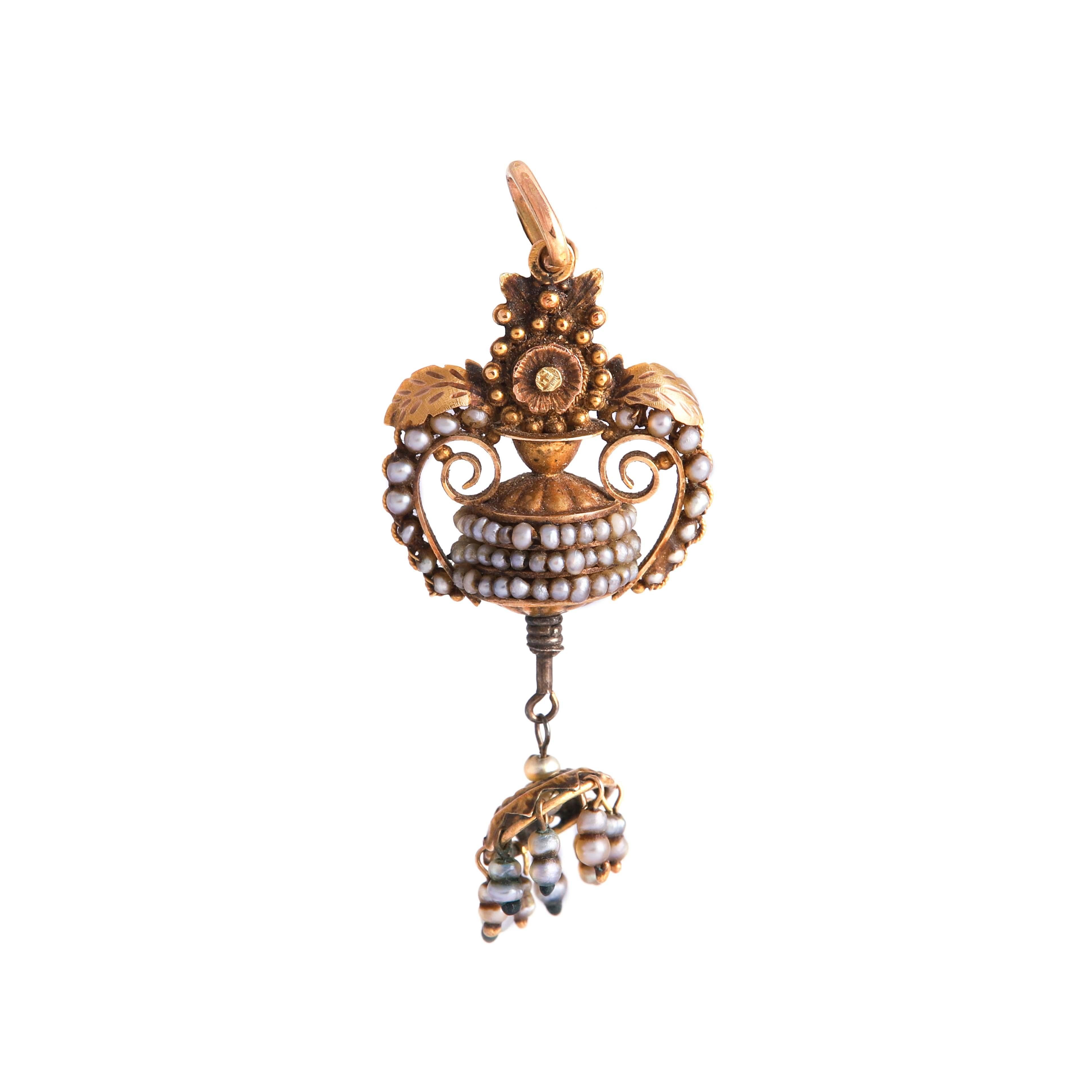 Antique Pearl Pendant.
Height (including the clasp): 4.70 centimeters. 
Gross weight: 3.36 g.