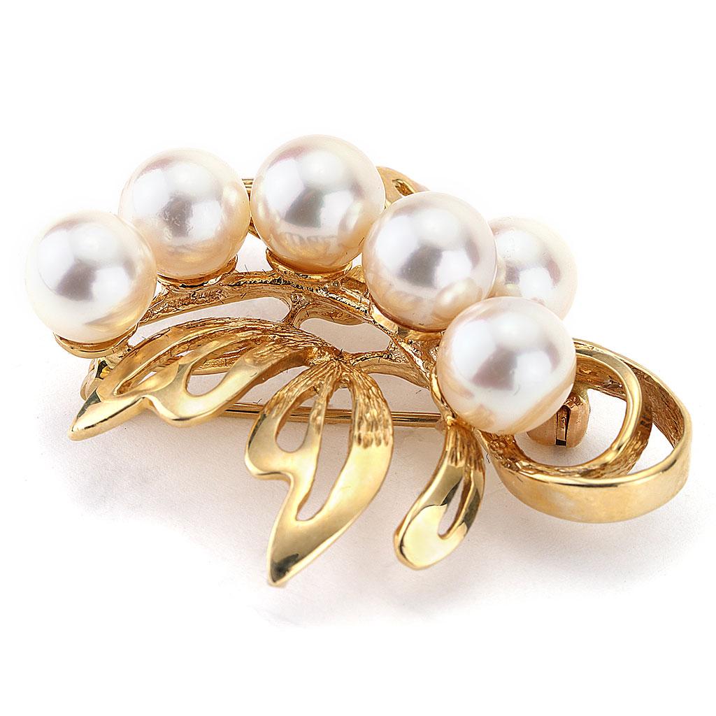This antique pearl pin is made of 14K yellow gold. It contains round white pearls.