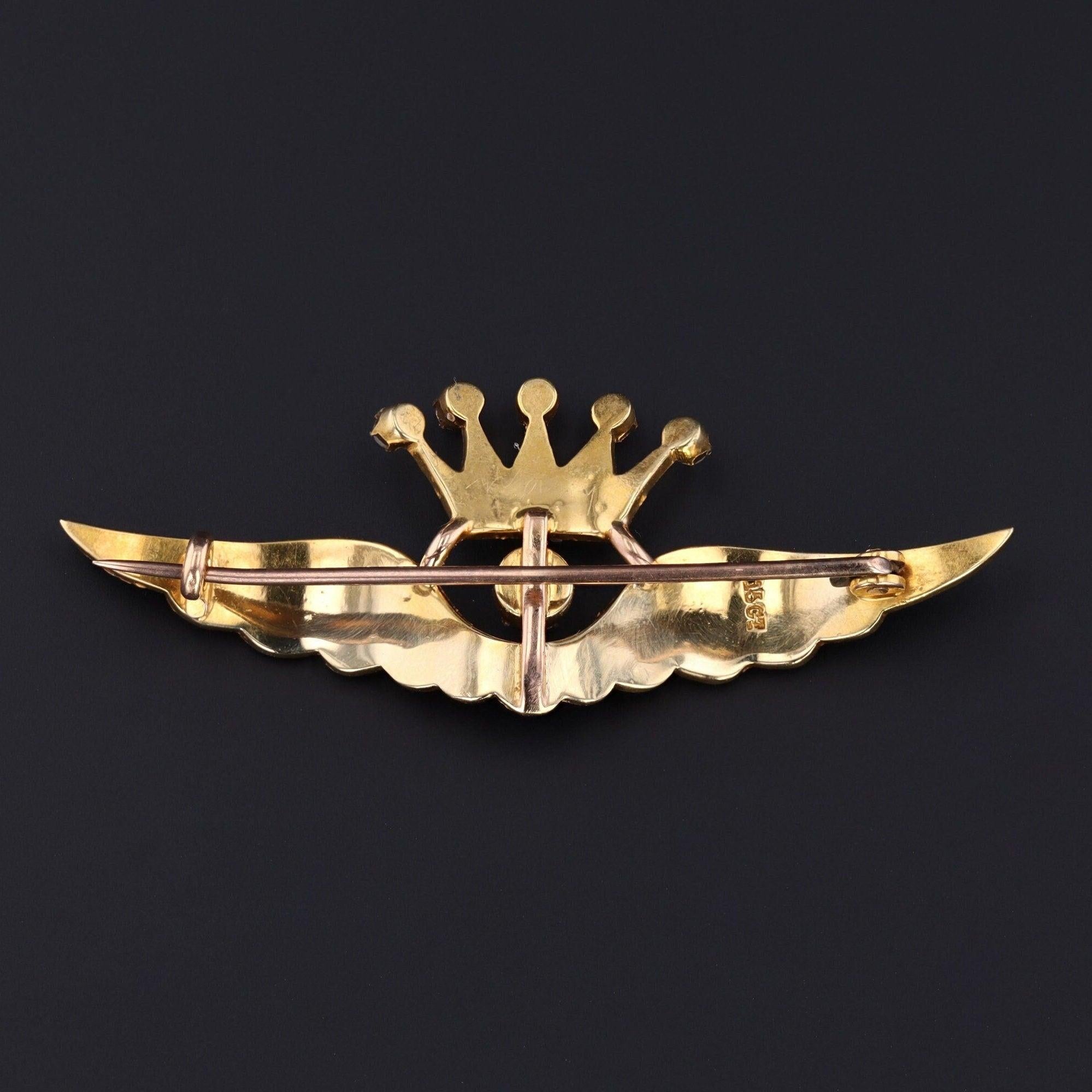 Spilla Edwardiana con ala e corona di perle in oro 15ct (c.c.)

Porta il tuo stile a livelli altissimi con questa spilla edoardiana di squisita fattura, risalente ai primi anni del 1900. Realizzato in oro massiccio 15 ct, il pezzo presenta un paio