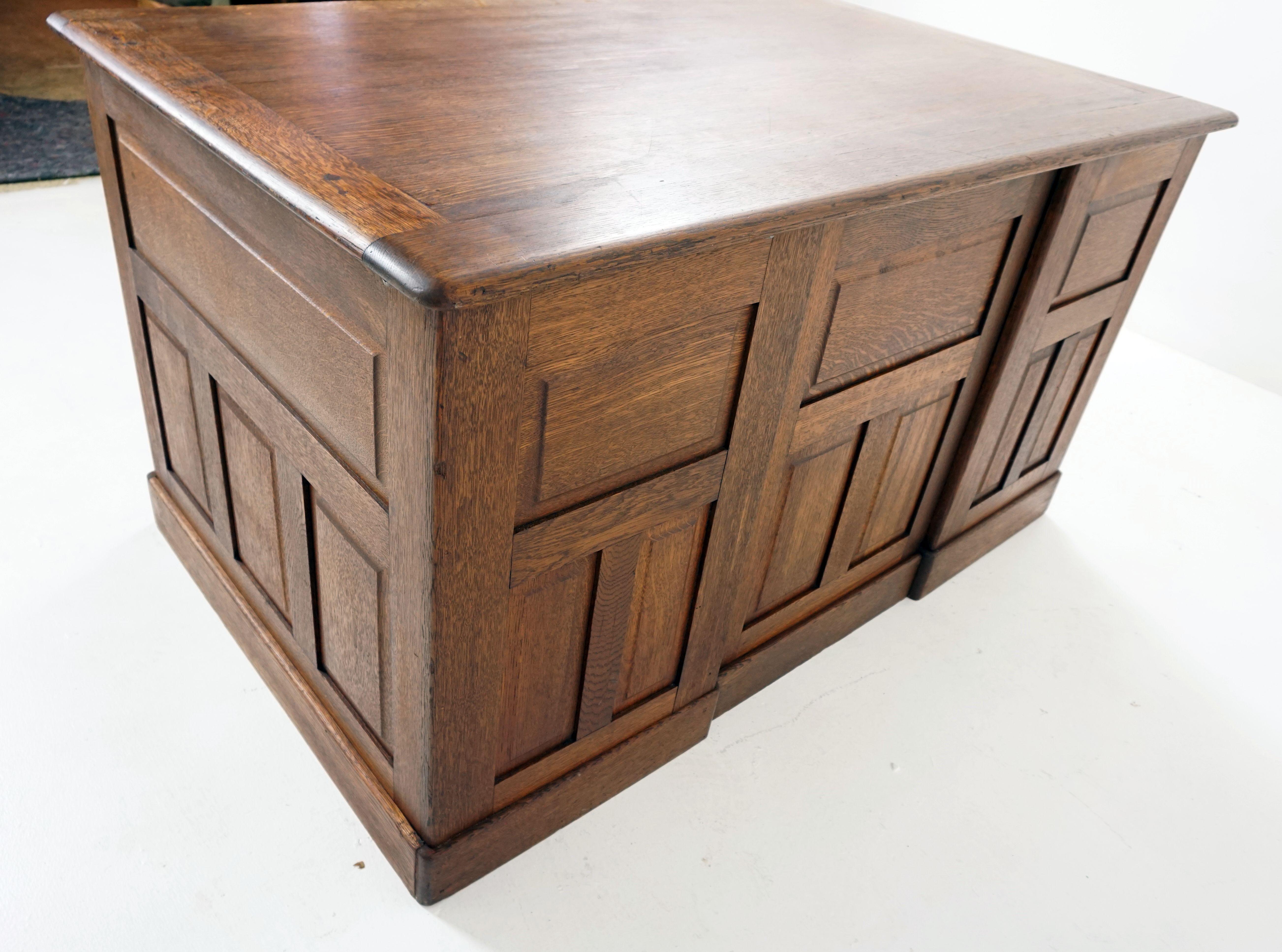 American Antique Pedestal Desk, Tiger Oak Raised Panel Flat Top Desk, America 1920, B2021