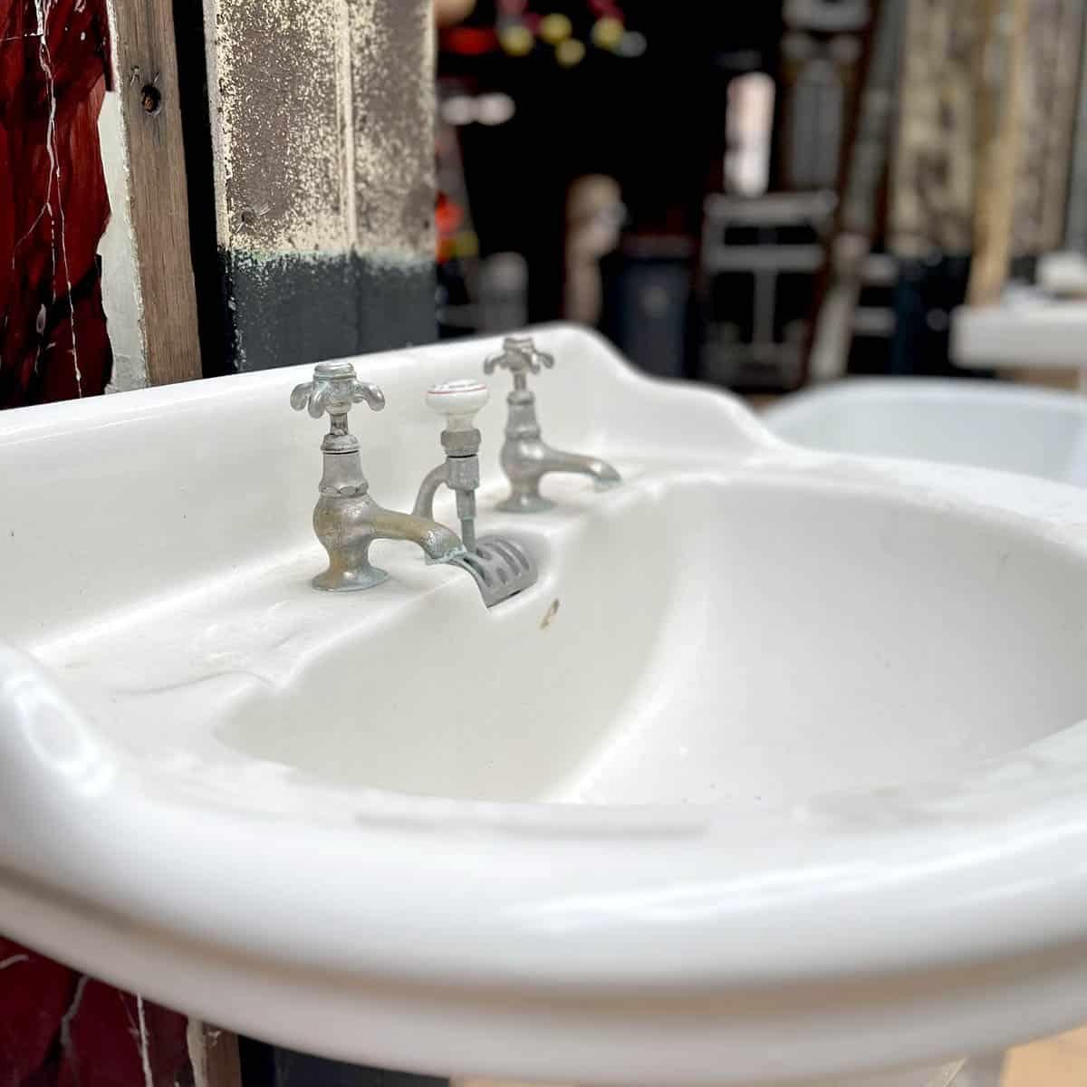 Antique Pedestal Sink in Enameled Earthenware, Early 20th Century In Good Condition For Sale In TOURCOING, FR