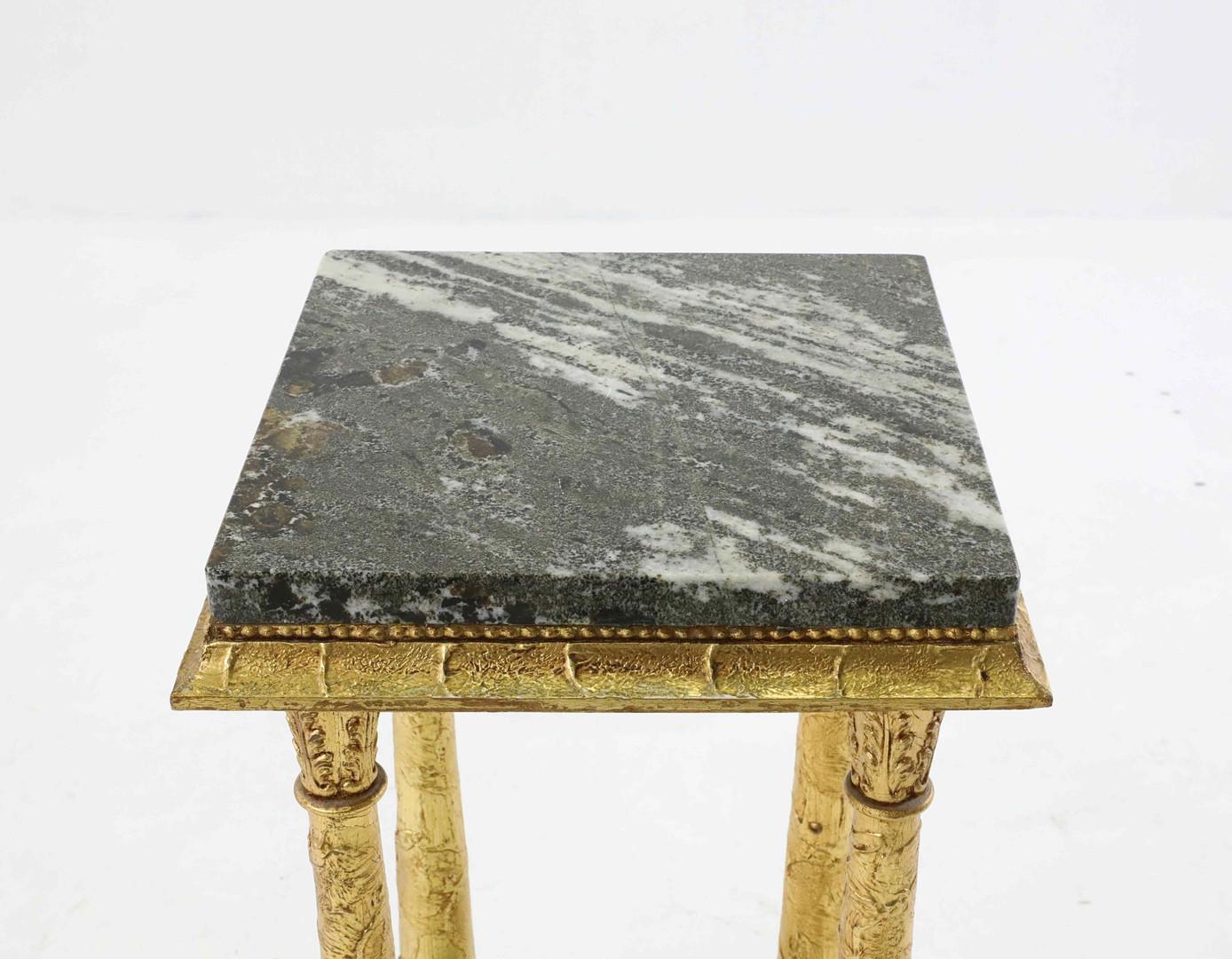 Finlandais Table d'appoint ancienne en marbre gris et or avec piédestal en forme de patte de lion doré en vente