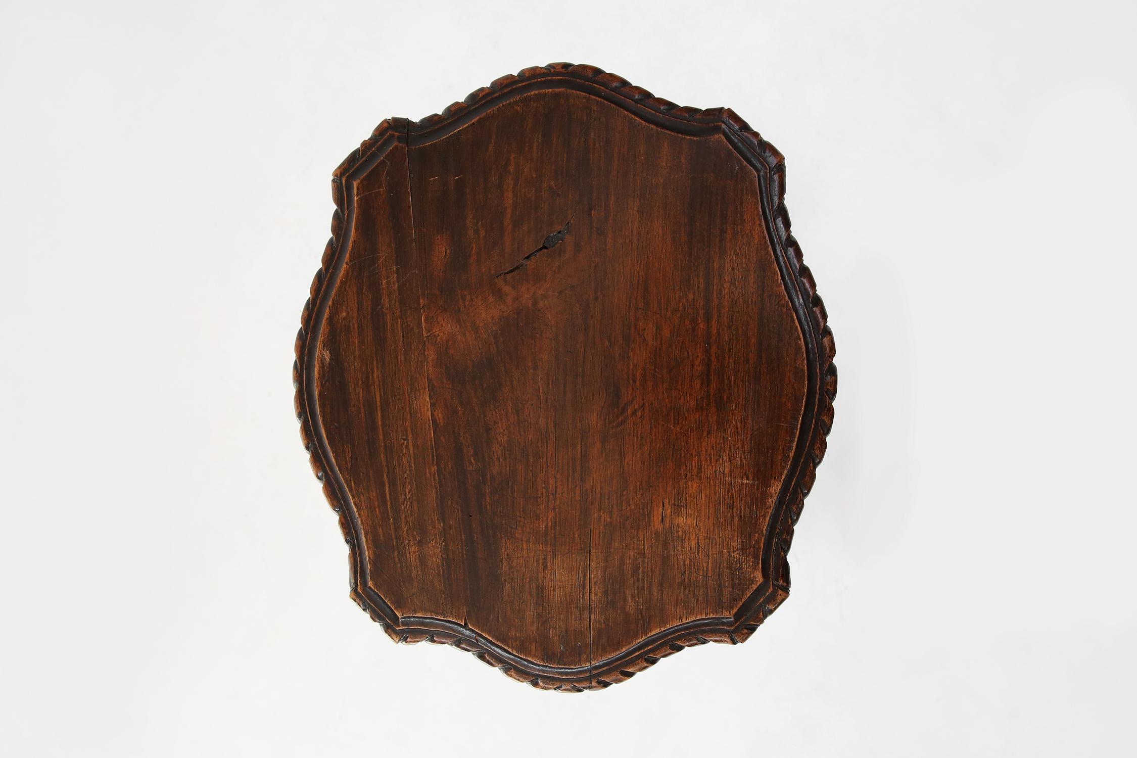Milieu du XIXe siècle Ancienne table à piédestal avec putti, vers 1850 en vente