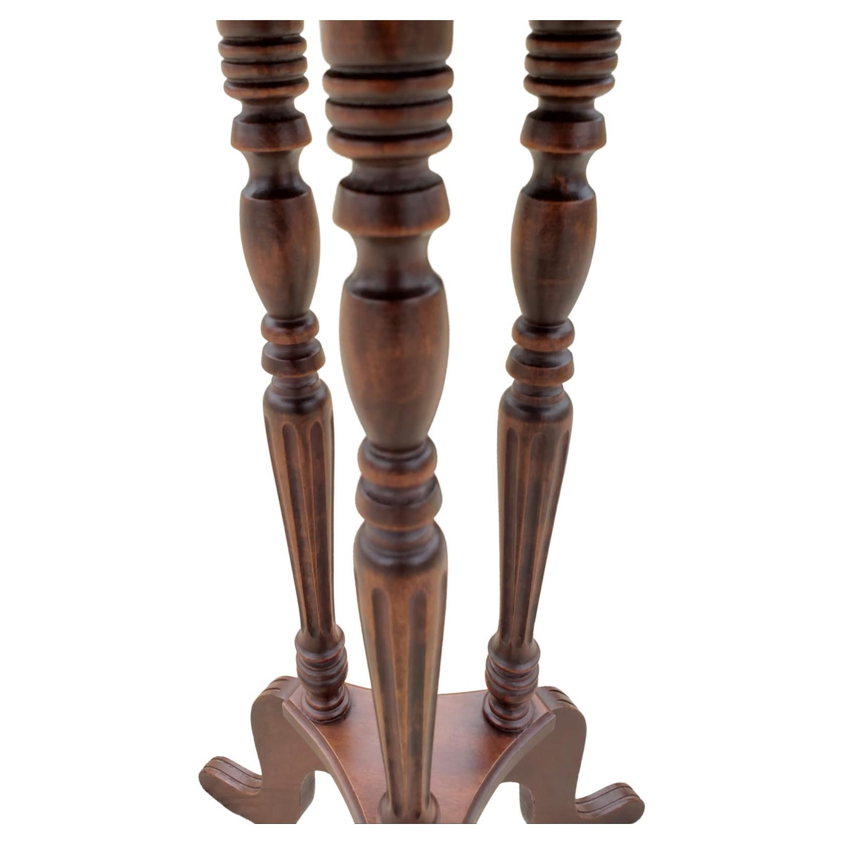 Antiker antiker Beistelltisch aus Nussbaumholz mit dreibeinigen Sockeln und gedrechselten Beinen (amerikanisch) im Angebot