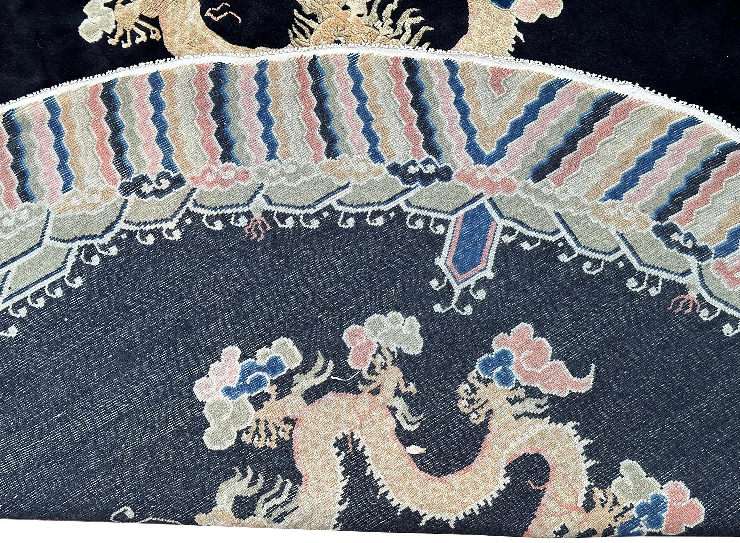 Antiker chinesischer Art déco-Teppich im Pekinger Art déco-Stil mit Drachen 8x8ft rund 244cm x 244cm im Angebot 4