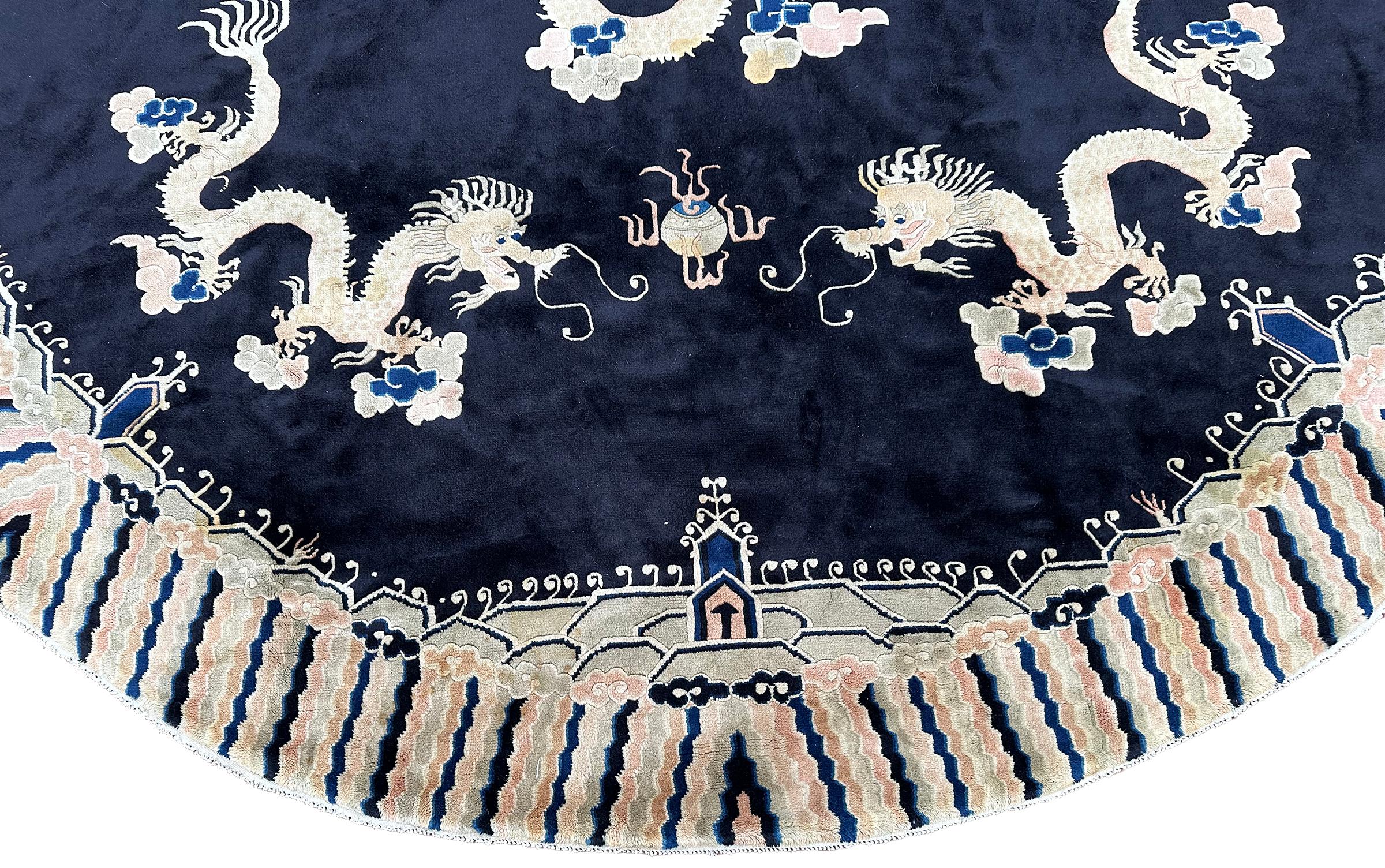 Antiker chinesischer Art déco-Teppich im Pekinger Art déco-Stil mit Drachen 8x8ft rund 244cm x 244cm (Handgeknüpft) im Angebot