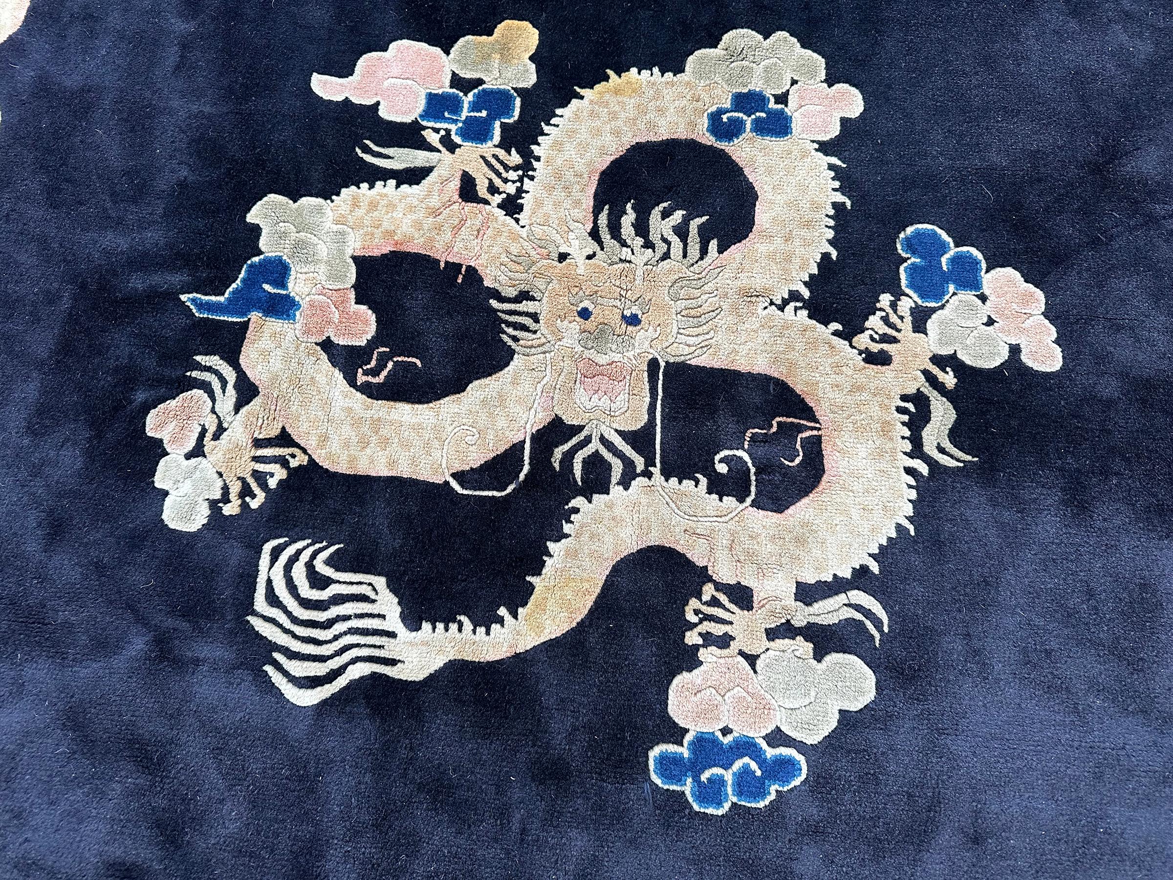 Antiker chinesischer Art déco-Teppich im Pekinger Art déco-Stil mit Drachen 8x8ft rund 244cm x 244cm im Zustand „Gut“ im Angebot in New York, NY