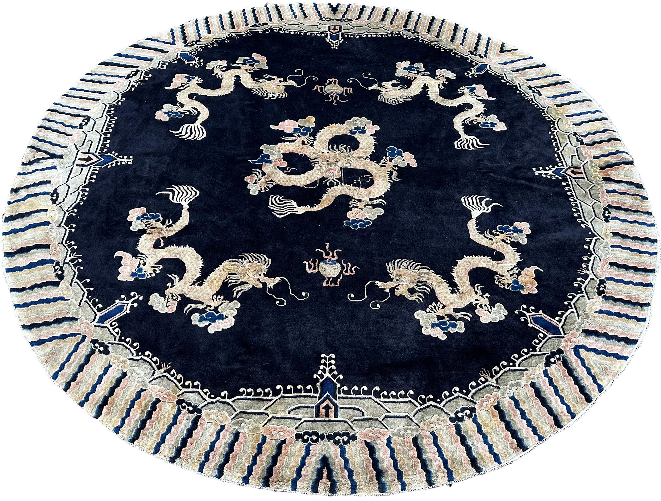 Antiker chinesischer Art déco-Teppich im Pekinger Art déco-Stil mit Drachen 8x8ft rund 244cm x 244cm (Mitte des 20. Jahrhunderts) im Angebot