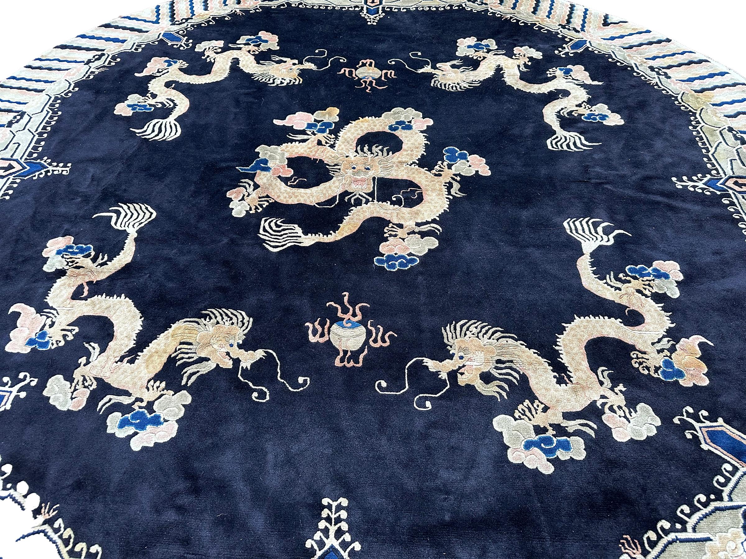 Antiker chinesischer Art déco-Teppich im Pekinger Art déco-Stil mit Drachen 8x8ft rund 244cm x 244cm (Wolle) im Angebot