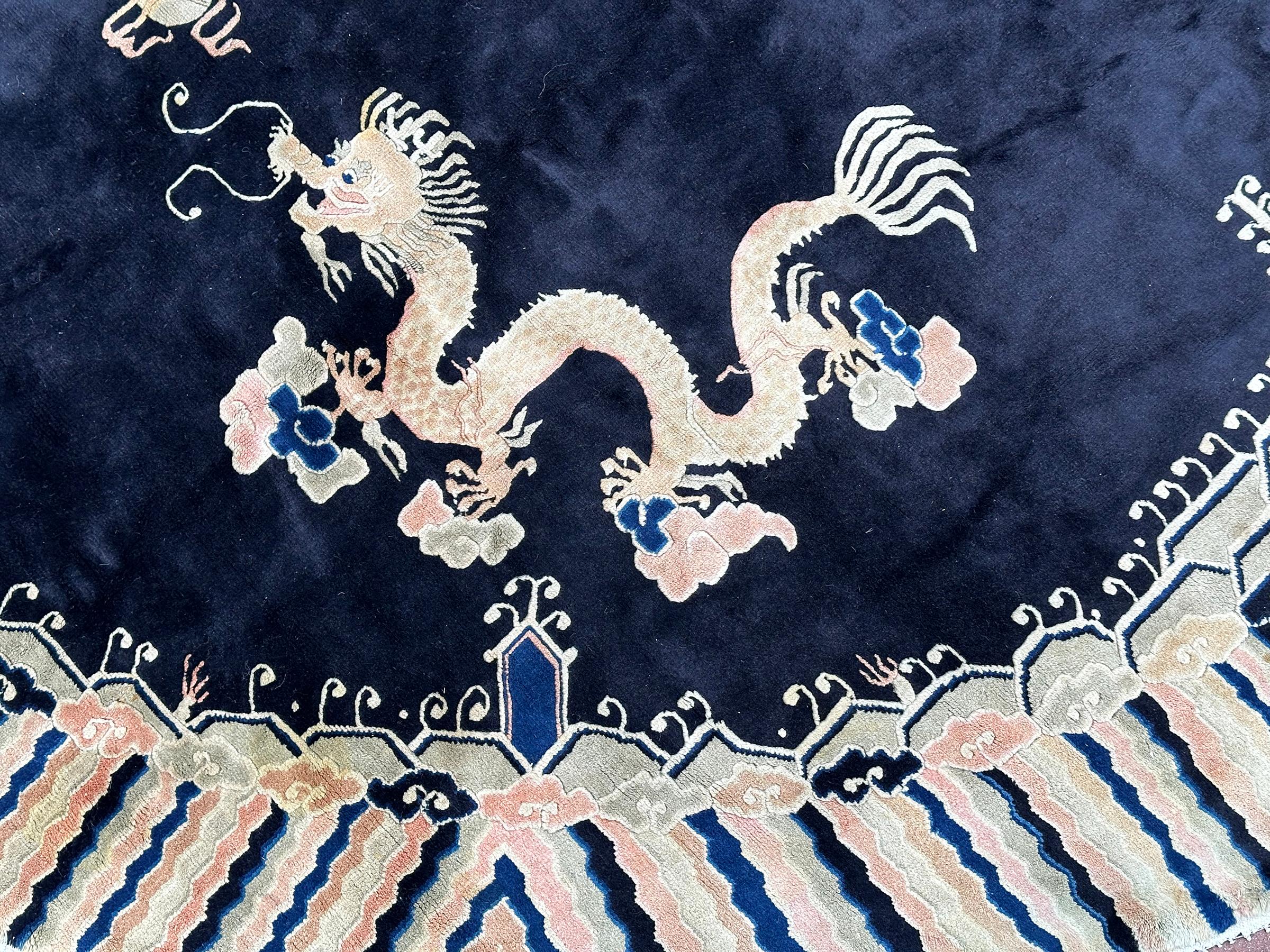 Antiker chinesischer Art déco-Teppich im Pekinger Art déco-Stil mit Drachen 8x8ft rund 244cm x 244cm im Angebot 1