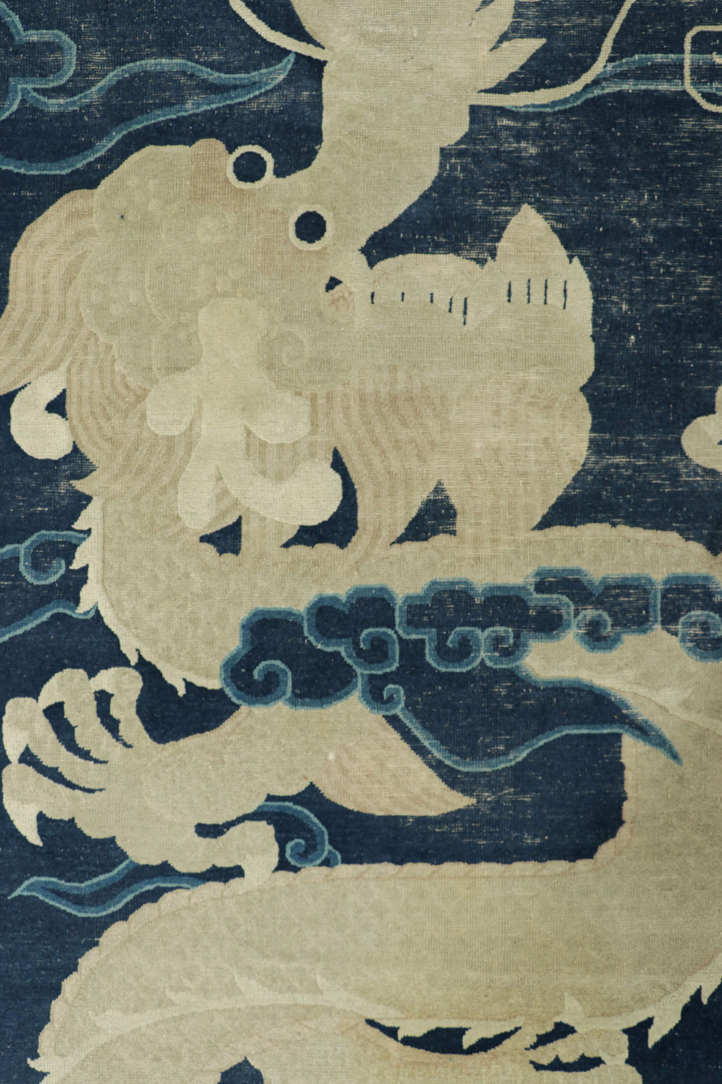 Chinois Tapis Art déco pékinois ancien bleu avec dessin de dragon crème  Rug & Kilim en vente