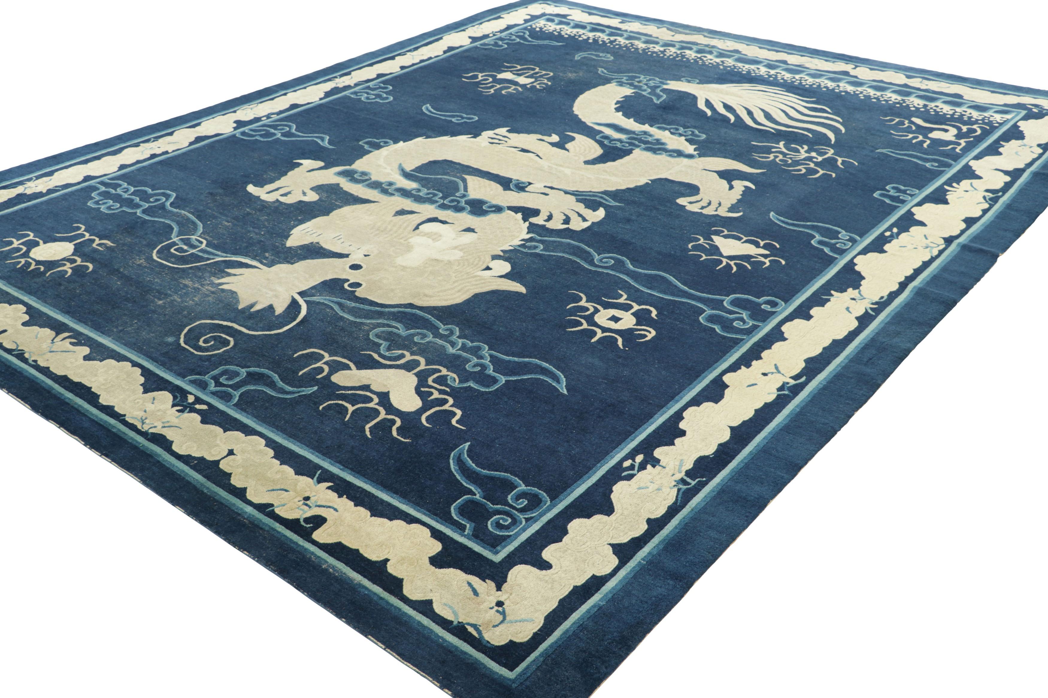 Noué à la main Tapis Art déco pékinois ancien bleu avec dessin de dragon crème  Rug & Kilim en vente