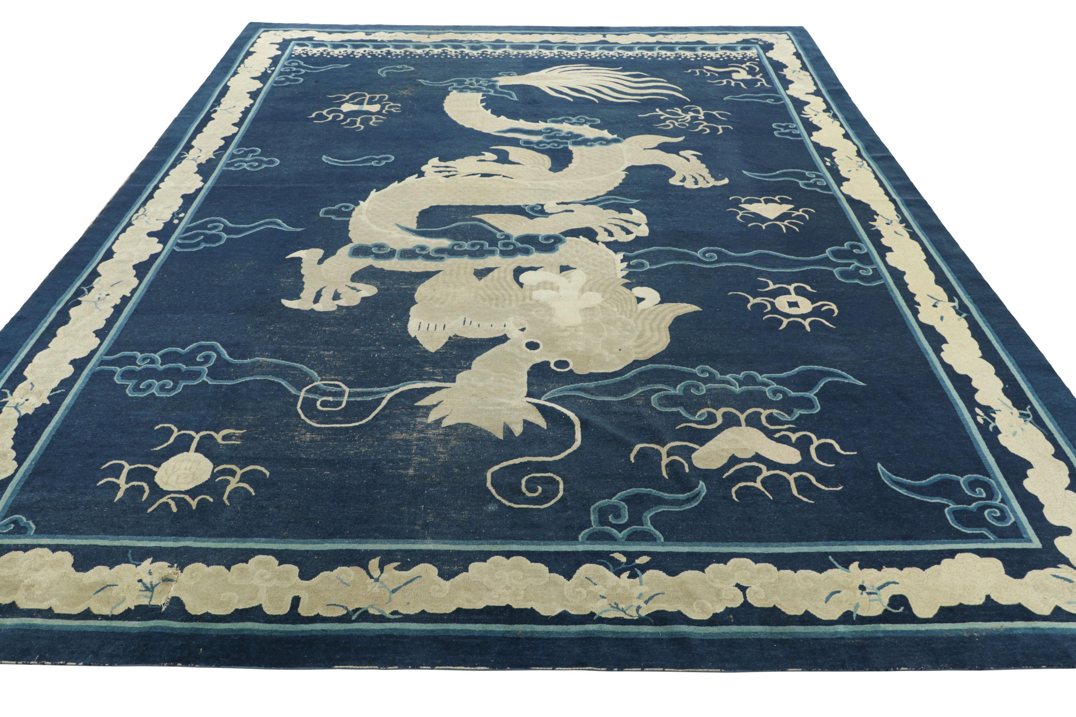 Tapis Art déco pékinois ancien bleu avec dessin de dragon crème  Rug & Kilim Bon état - En vente à Long Island City, NY