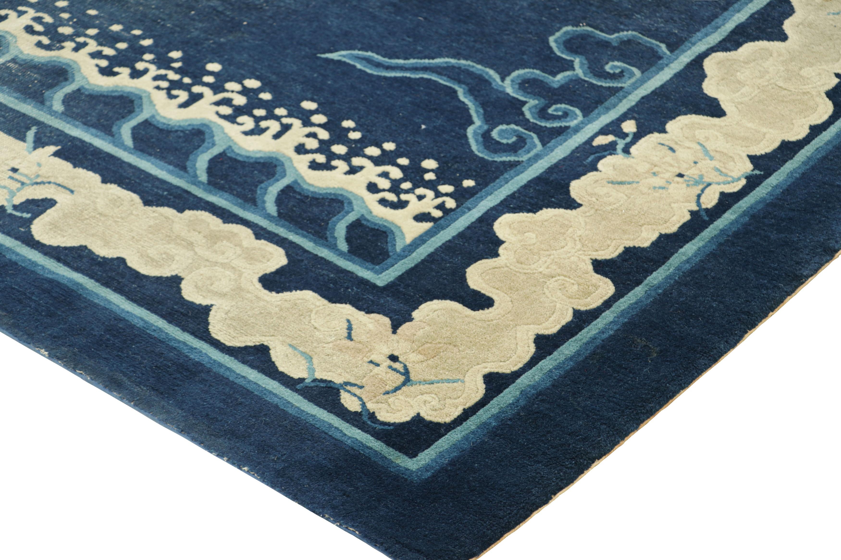 Début du 20ème siècle Tapis Art déco pékinois ancien bleu avec dessin de dragon crème  Rug & Kilim en vente