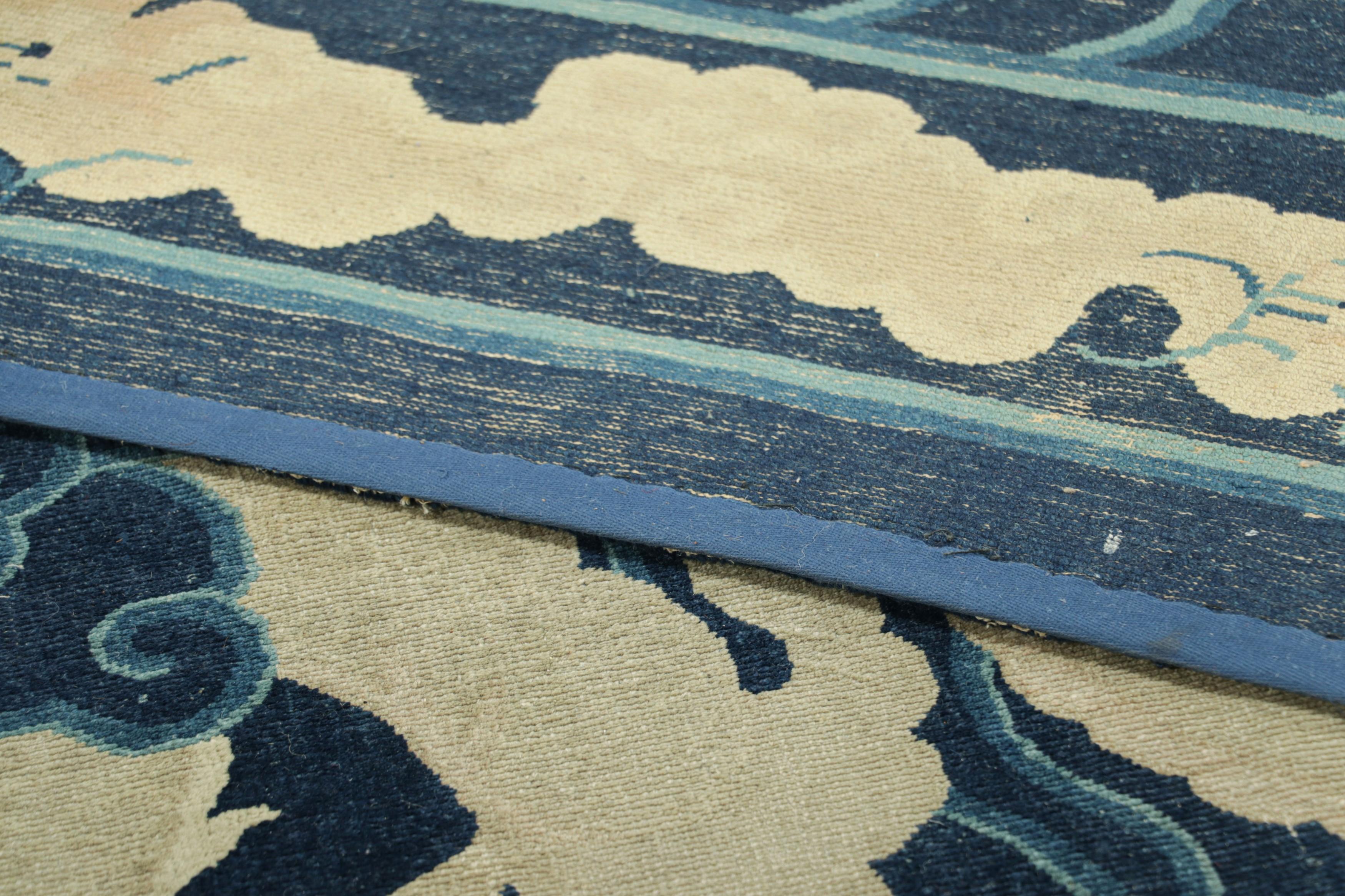 Laine Tapis Art déco pékinois ancien bleu avec dessin de dragon crème  Rug & Kilim en vente