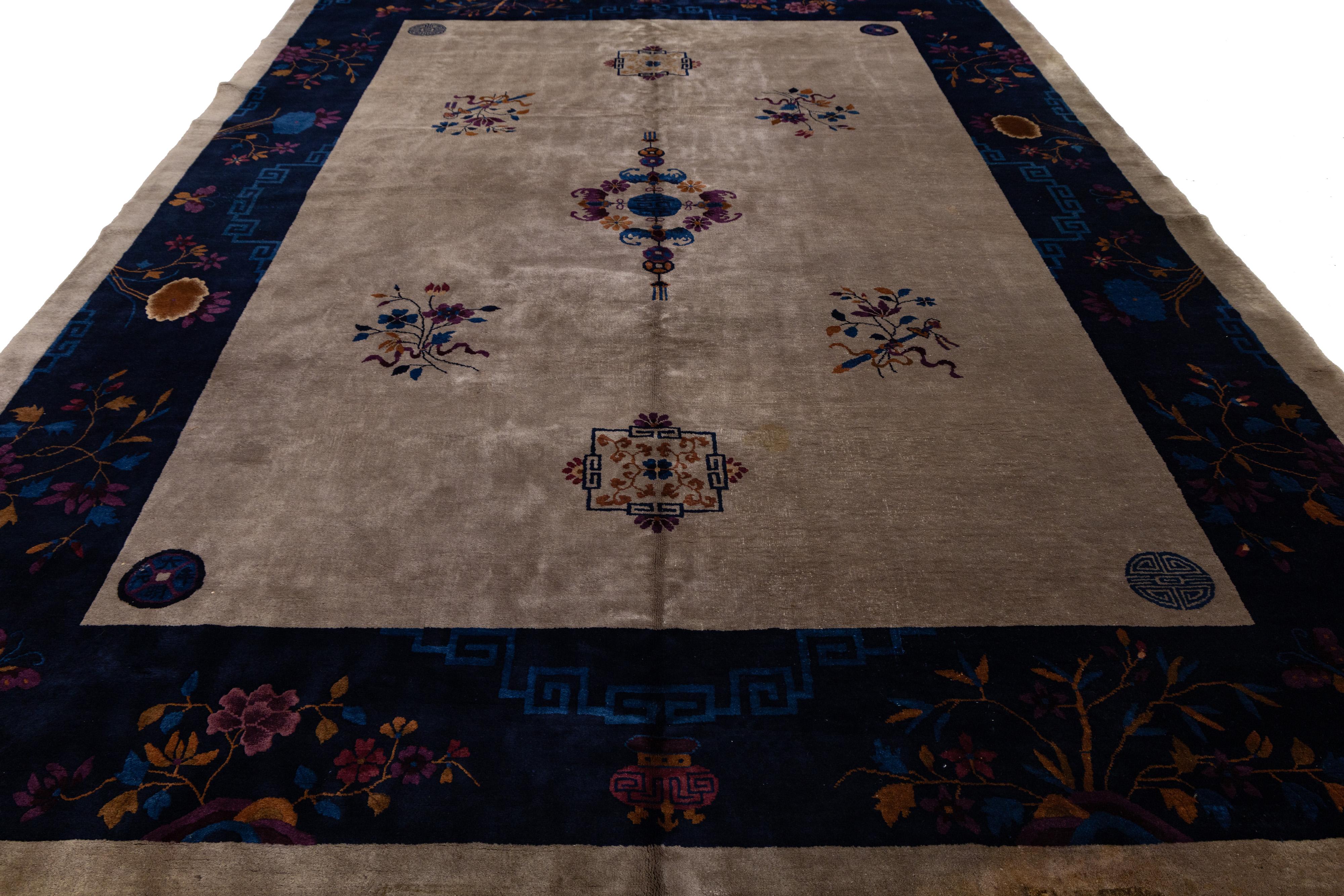 Antiker chinesischer handgefertigter antiker Pekinger Wollteppich in Blau und Braun mit Medaillonmuster (Sonstiges) im Angebot