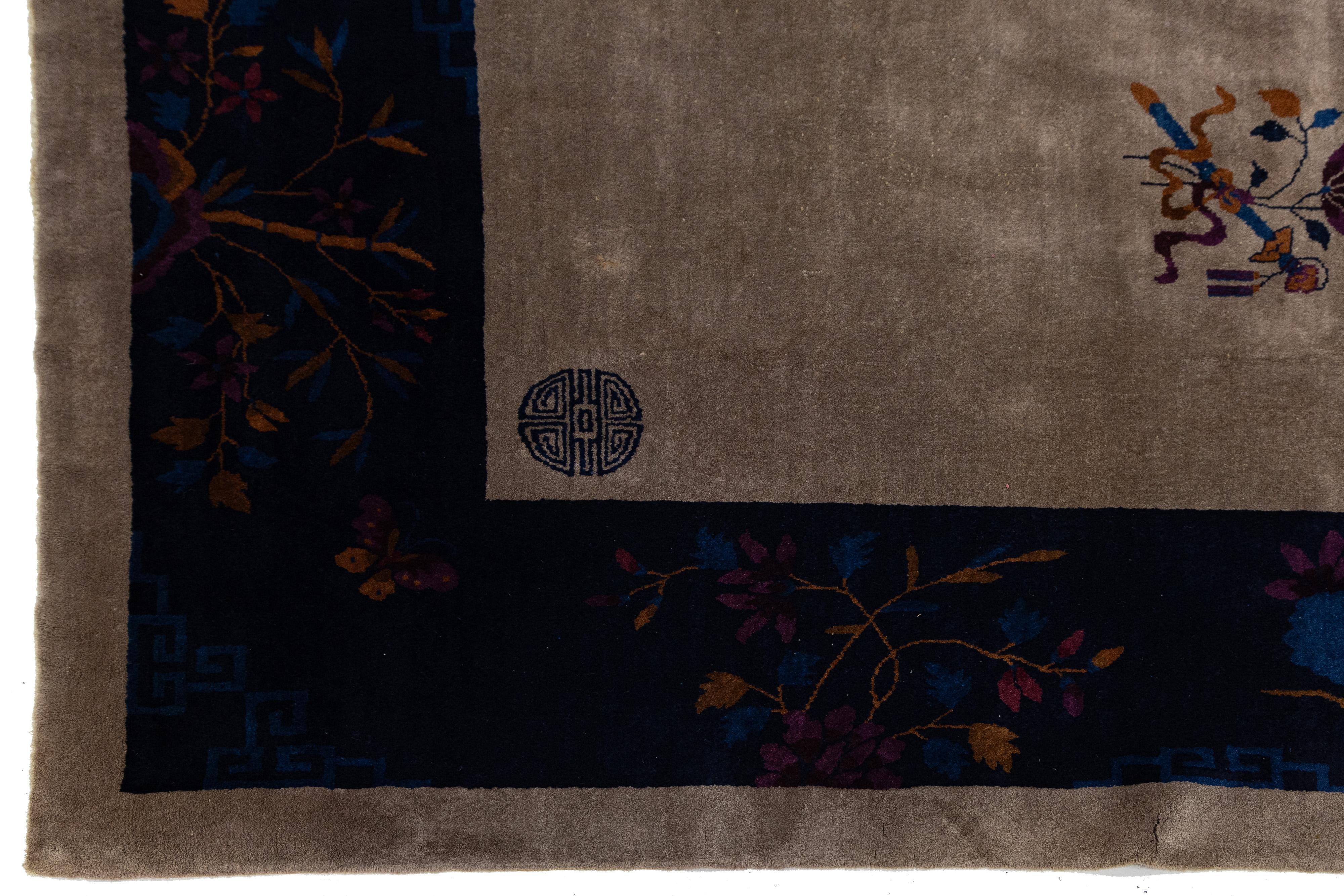 Antiker chinesischer handgefertigter antiker Pekinger Wollteppich in Blau und Braun mit Medaillonmuster im Angebot 1