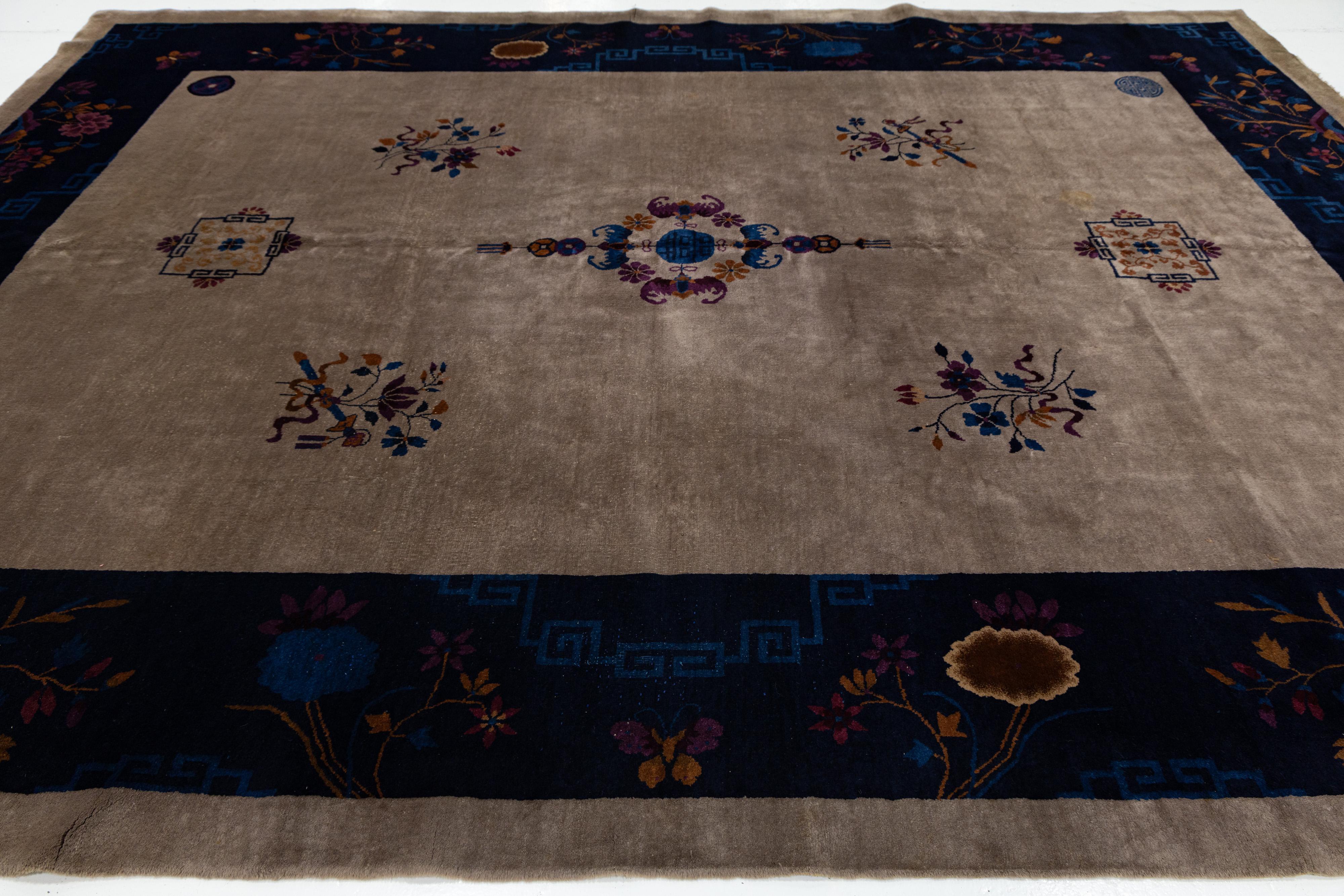 Antiker chinesischer handgefertigter antiker Pekinger Wollteppich in Blau und Braun mit Medaillonmuster im Angebot 2