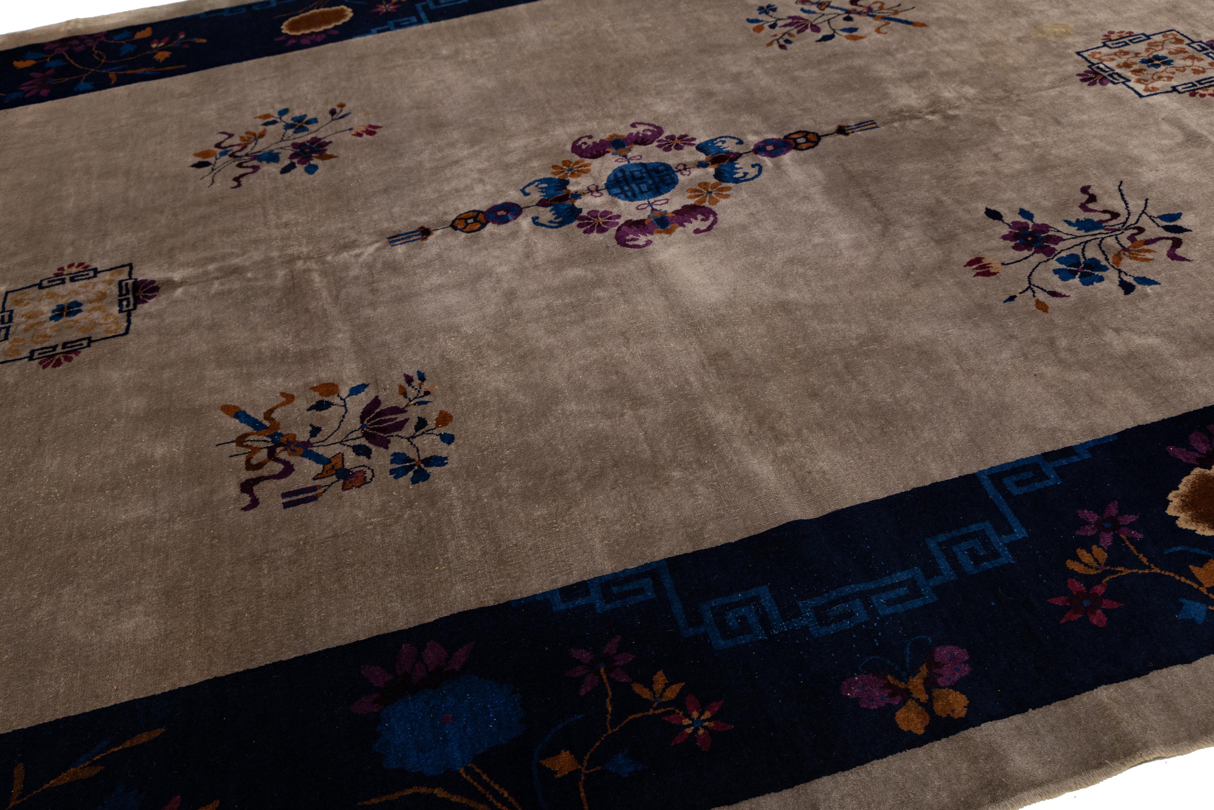 Antiker chinesischer handgefertigter antiker Pekinger Wollteppich in Blau und Braun mit Medaillonmuster im Angebot 3