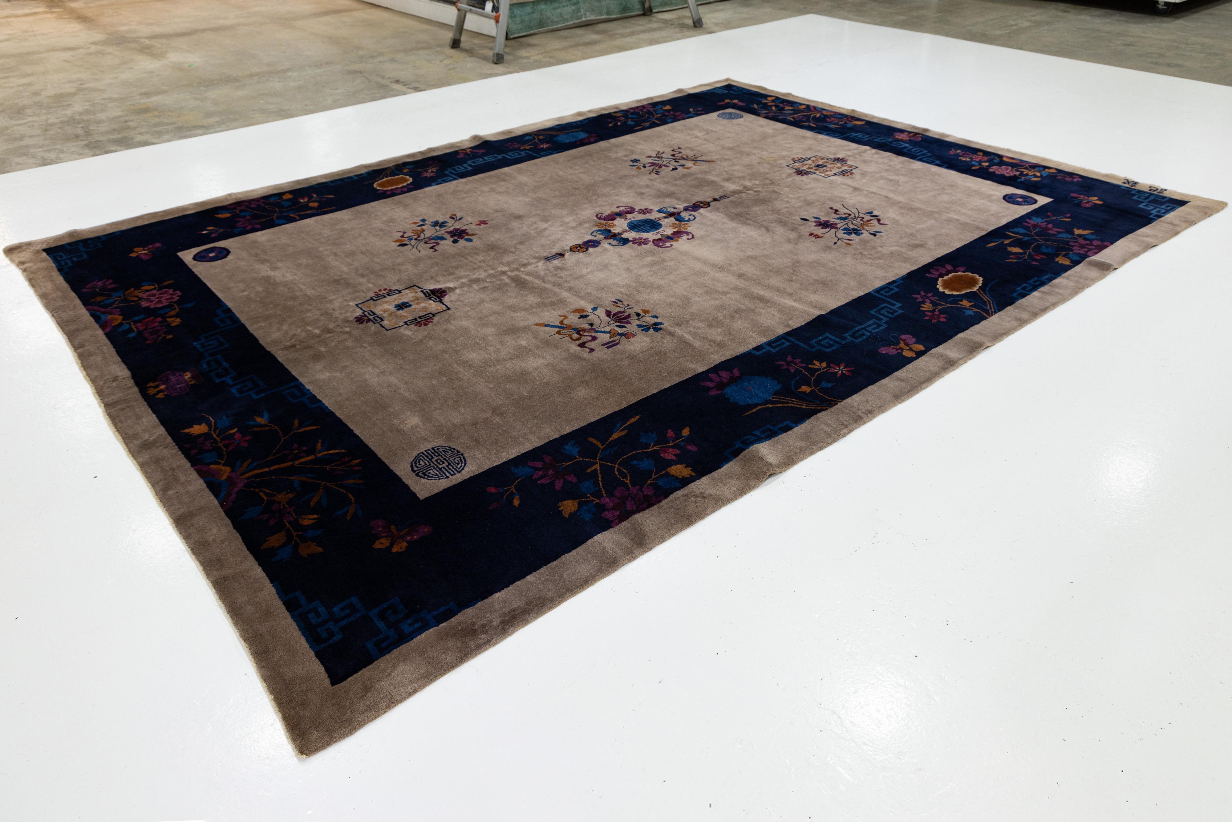 Antiker chinesischer handgefertigter antiker Pekinger Wollteppich in Blau und Braun mit Medaillonmuster (Chinesischer Export) im Angebot