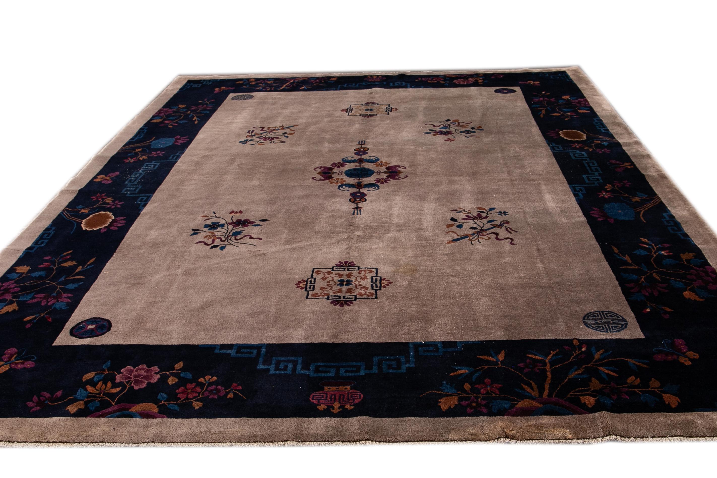 Alfombra china antigua de lana con medallón azul y marrón de Pekín hecha a mano Exportación china en venta