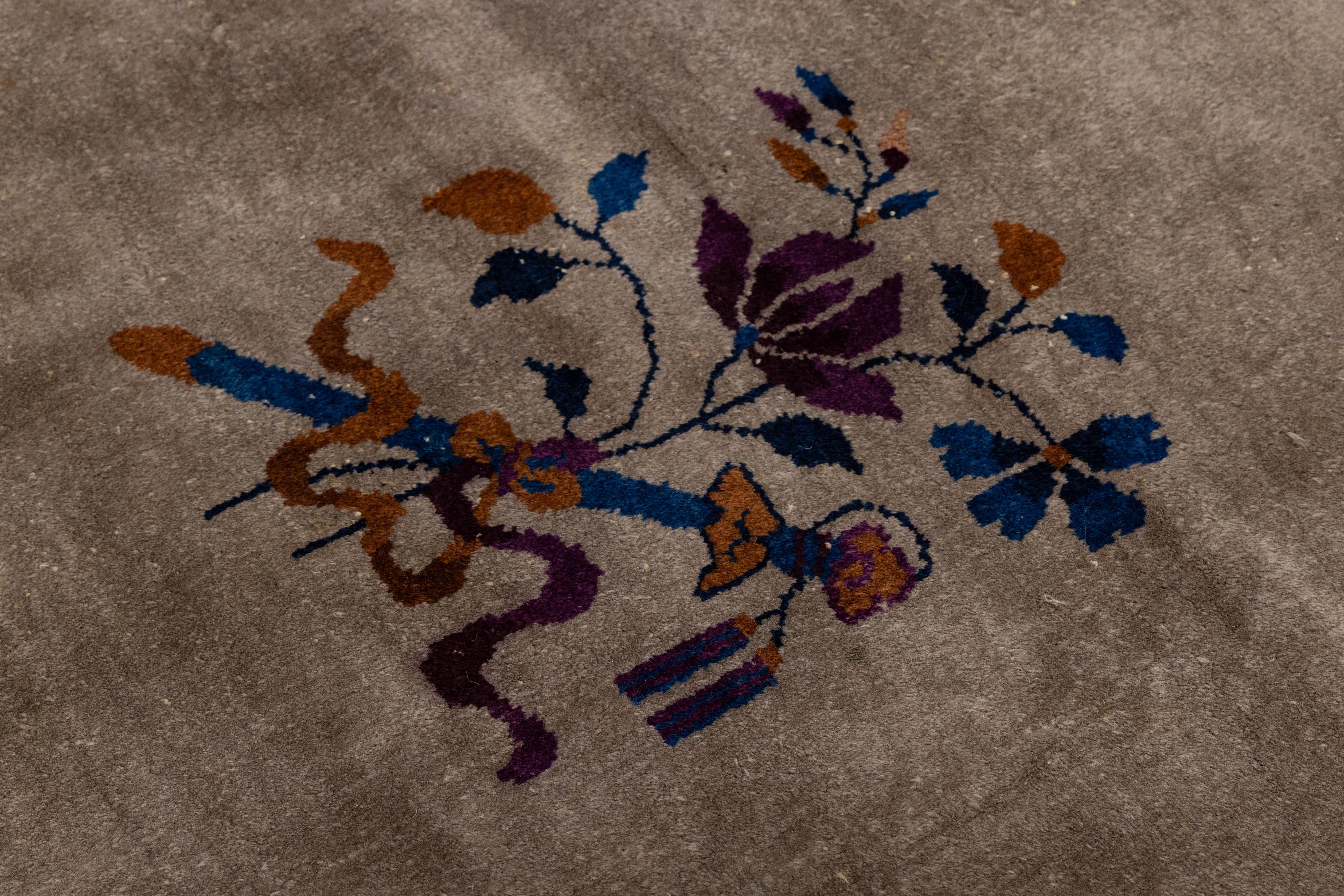 Antiker chinesischer handgefertigter antiker Pekinger Wollteppich in Blau und Braun mit Medaillonmuster (Chinesisch) im Angebot