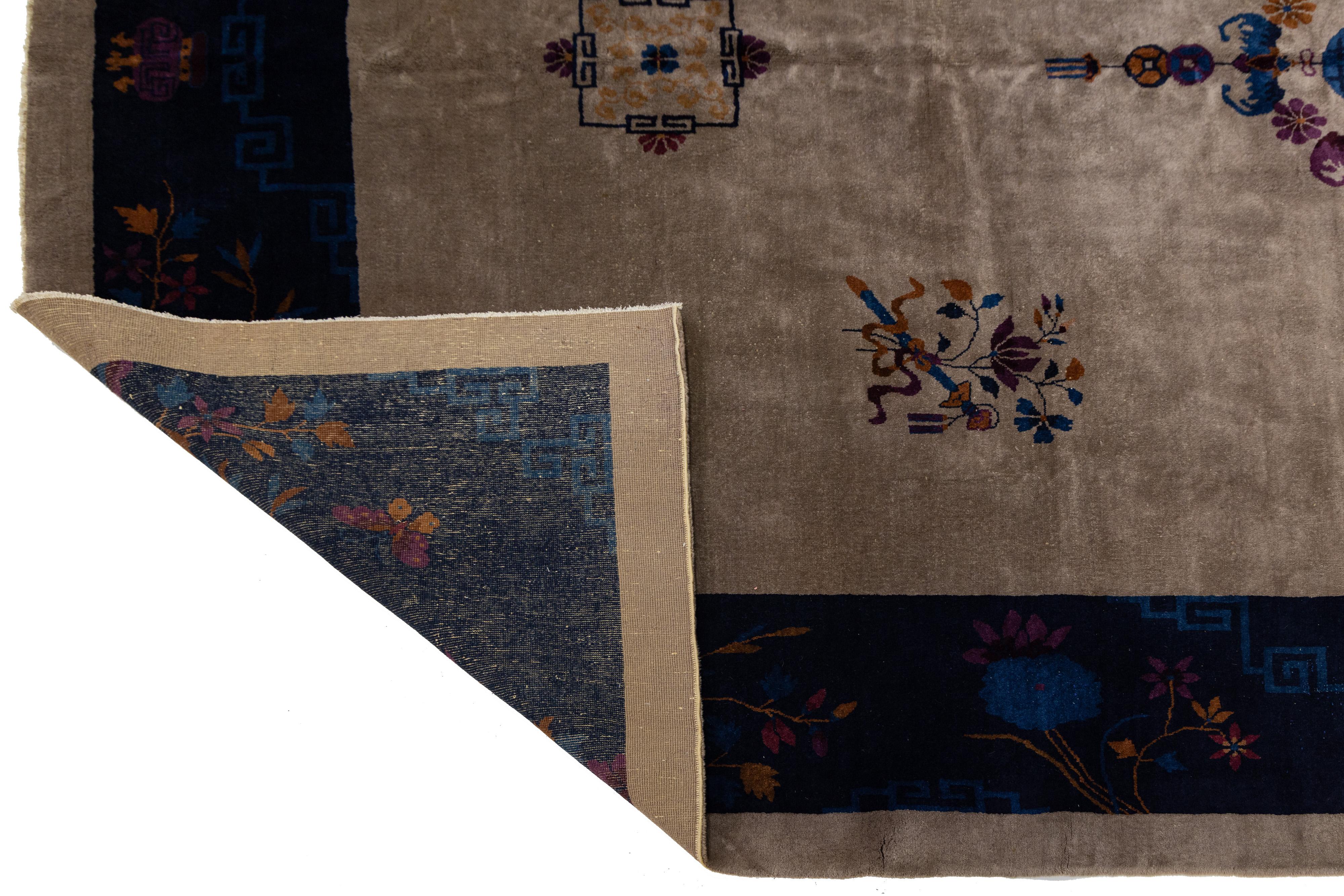 Antiker chinesischer handgefertigter antiker Pekinger Wollteppich in Blau und Braun mit Medaillonmuster (Handgeknüpft) im Angebot