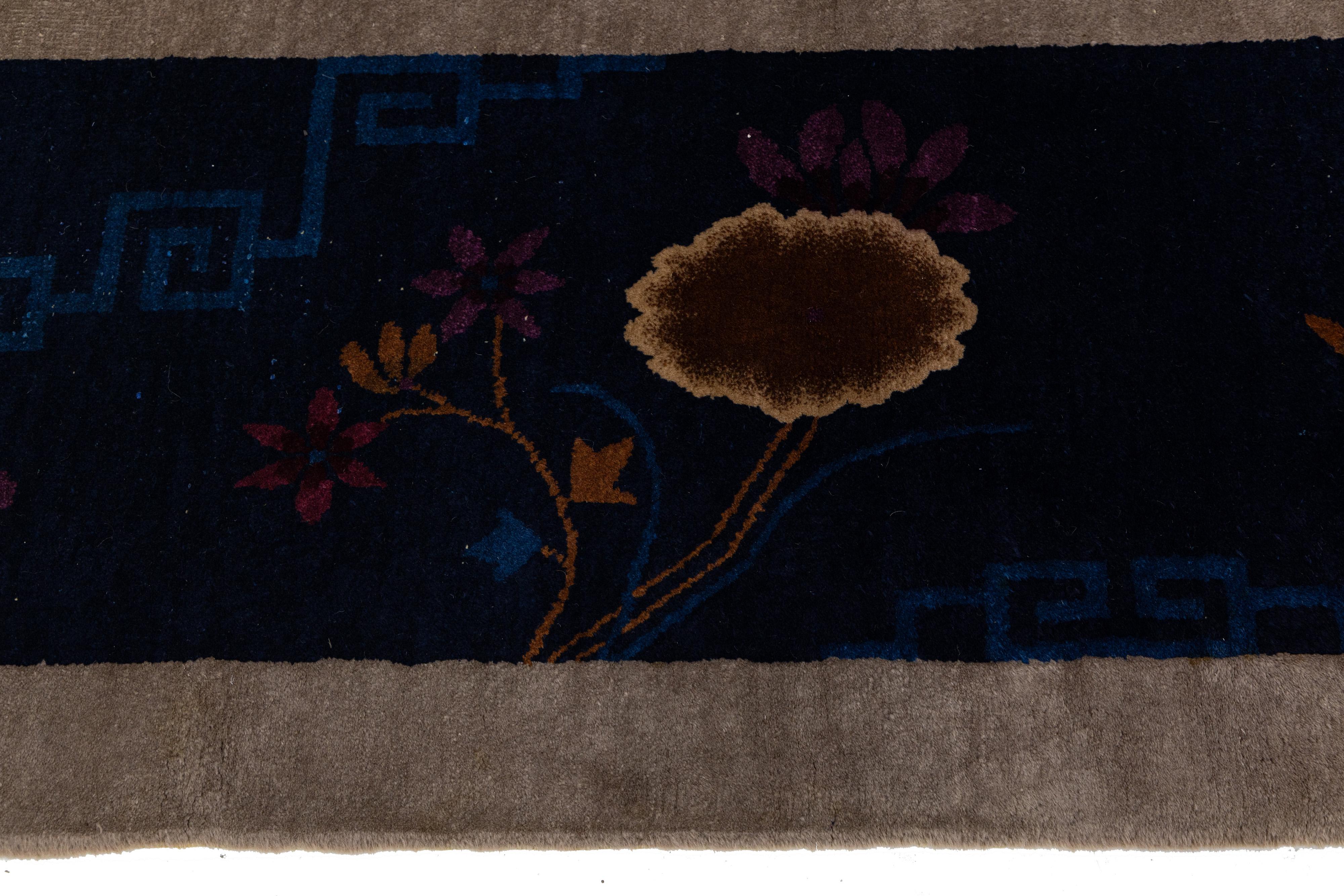 Antiker chinesischer handgefertigter antiker Pekinger Wollteppich in Blau und Braun mit Medaillonmuster im Zustand „Gut“ im Angebot in Norwalk, CT