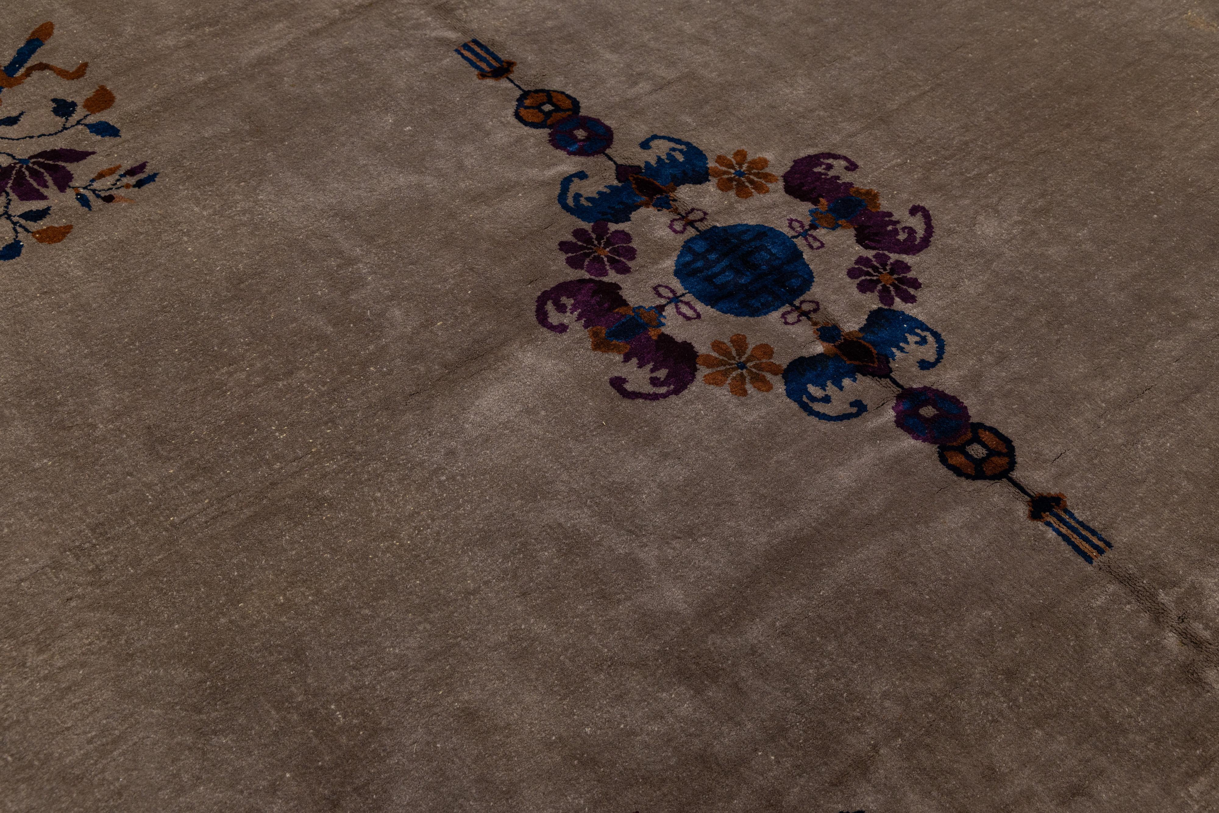 Antiker chinesischer handgefertigter antiker Pekinger Wollteppich in Blau und Braun mit Medaillonmuster (20. Jahrhundert) im Angebot