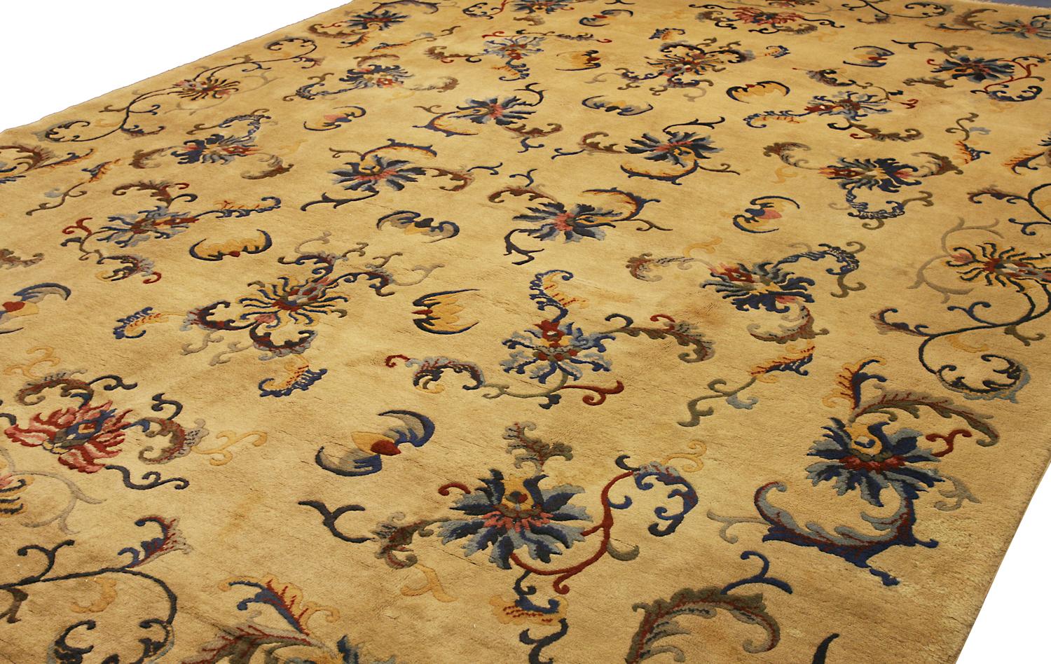 Dies ist ein antiker chinesischer Teppich aus Peking, gewebt im ersten Viertel des 20. Jahrhunderts um 1920 und misst 405 x 298. Dieser Teppich hat ein einzigartiges Allover-Muster aus Blumen- und Fledermausmotiven, die alle in einer symmetrischen