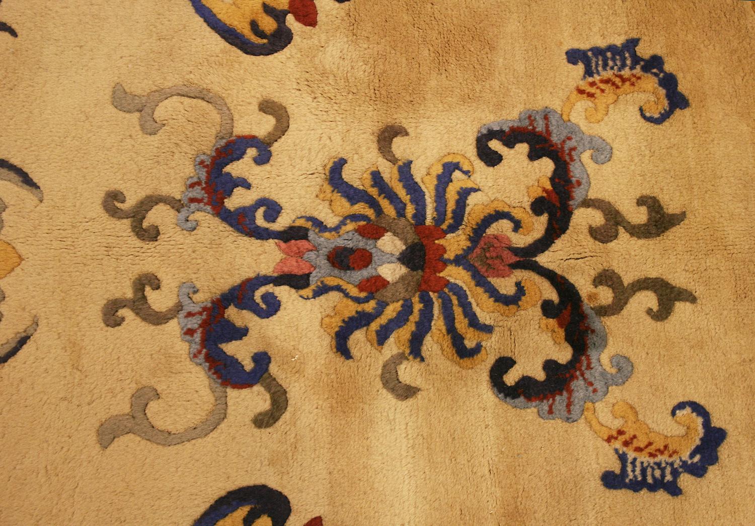Antiker chinesischer antiker Pekinger Wollteppich im All-Over-Design, ca. 1920 im Zustand „Gut“ im Angebot in Ferrara, IT