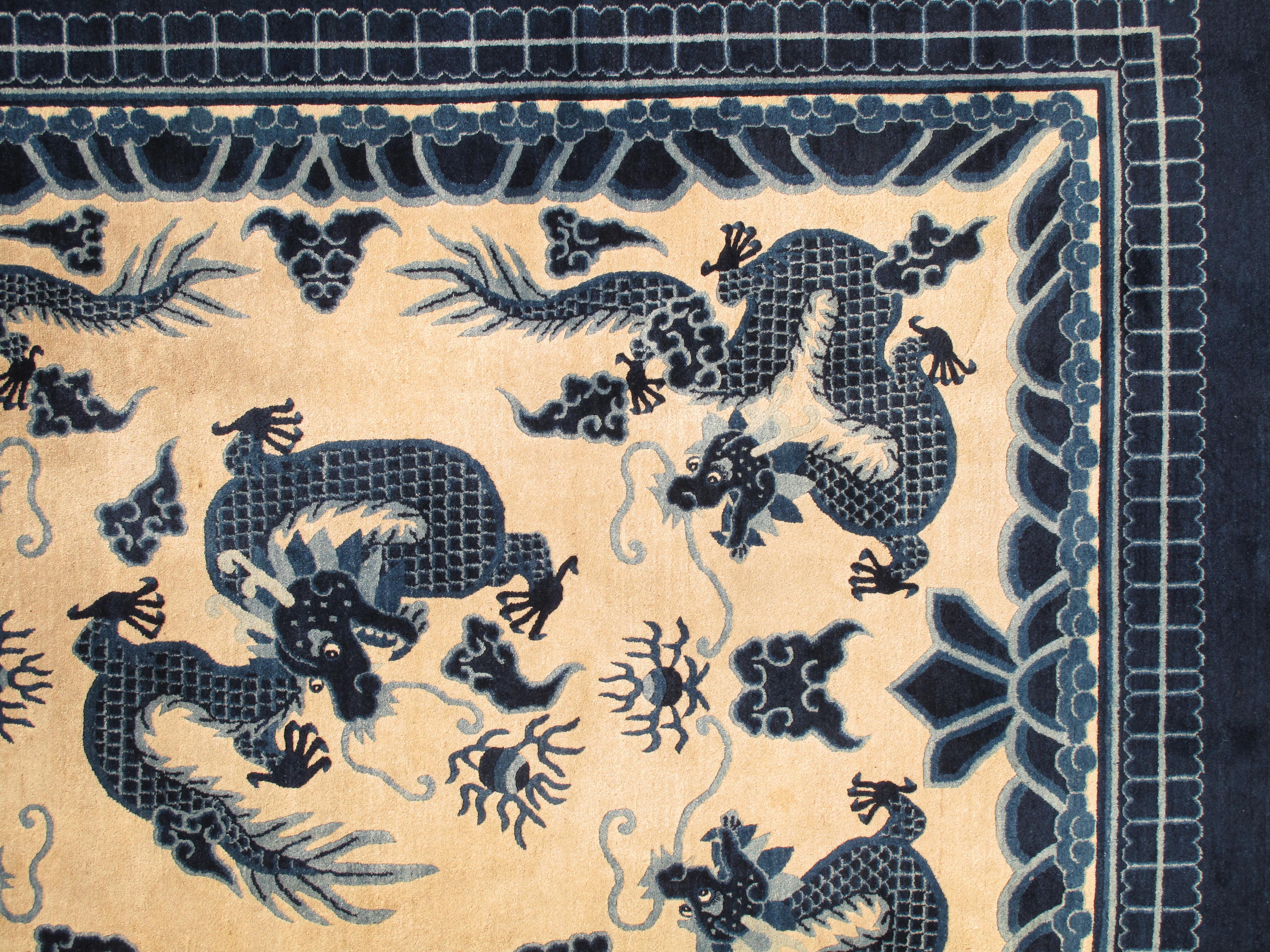 Antiker chinesischer Drachenteppich aus Peking, handgefertigter, cremefarbener und weiß-blauer orientalischer Teppich (Chinesisch) im Angebot