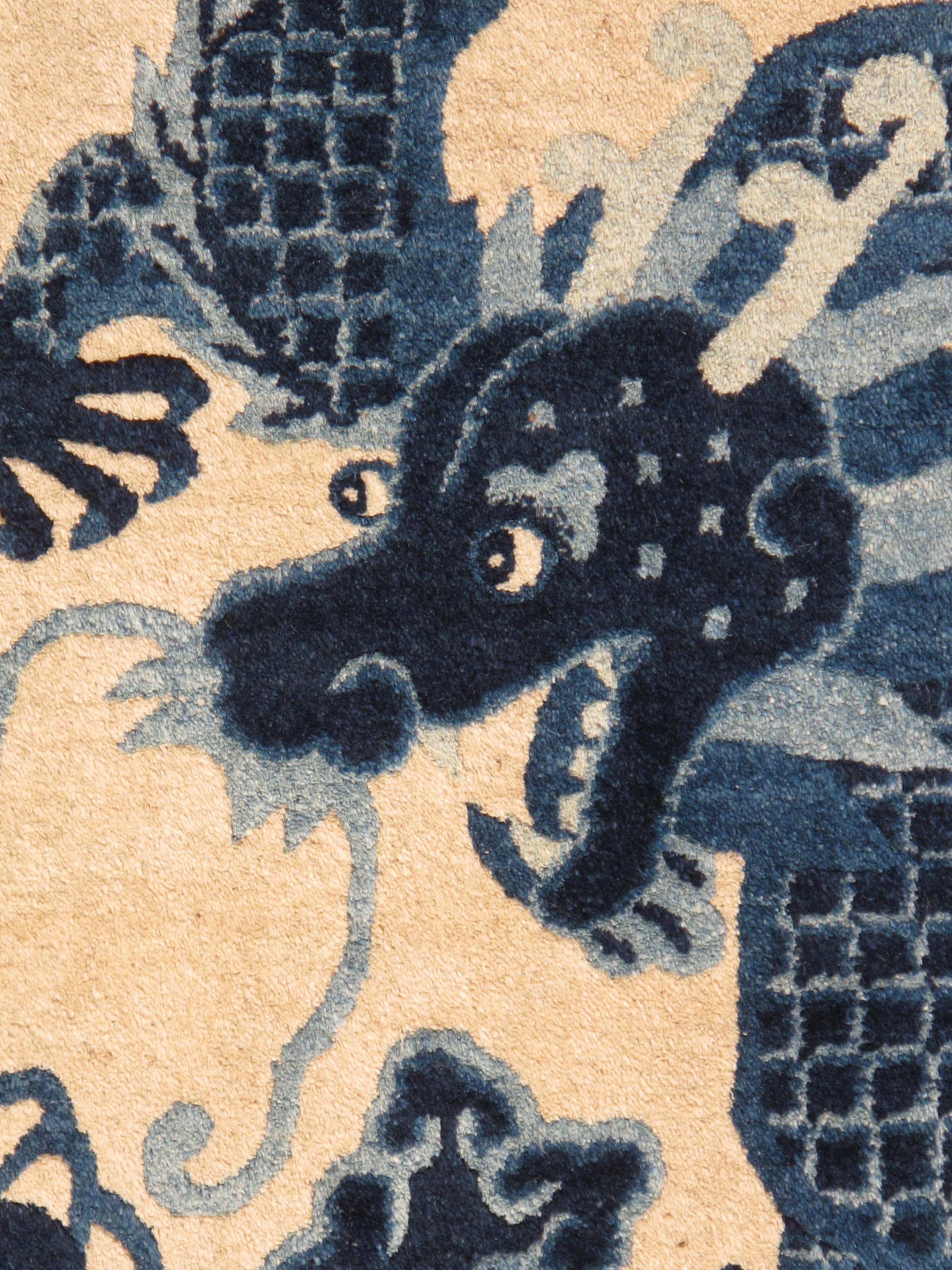 Antiker chinesischer Drachenteppich aus Peking, handgefertigter, cremefarbener und weiß-blauer orientalischer Teppich (Handgeknüpft) im Angebot
