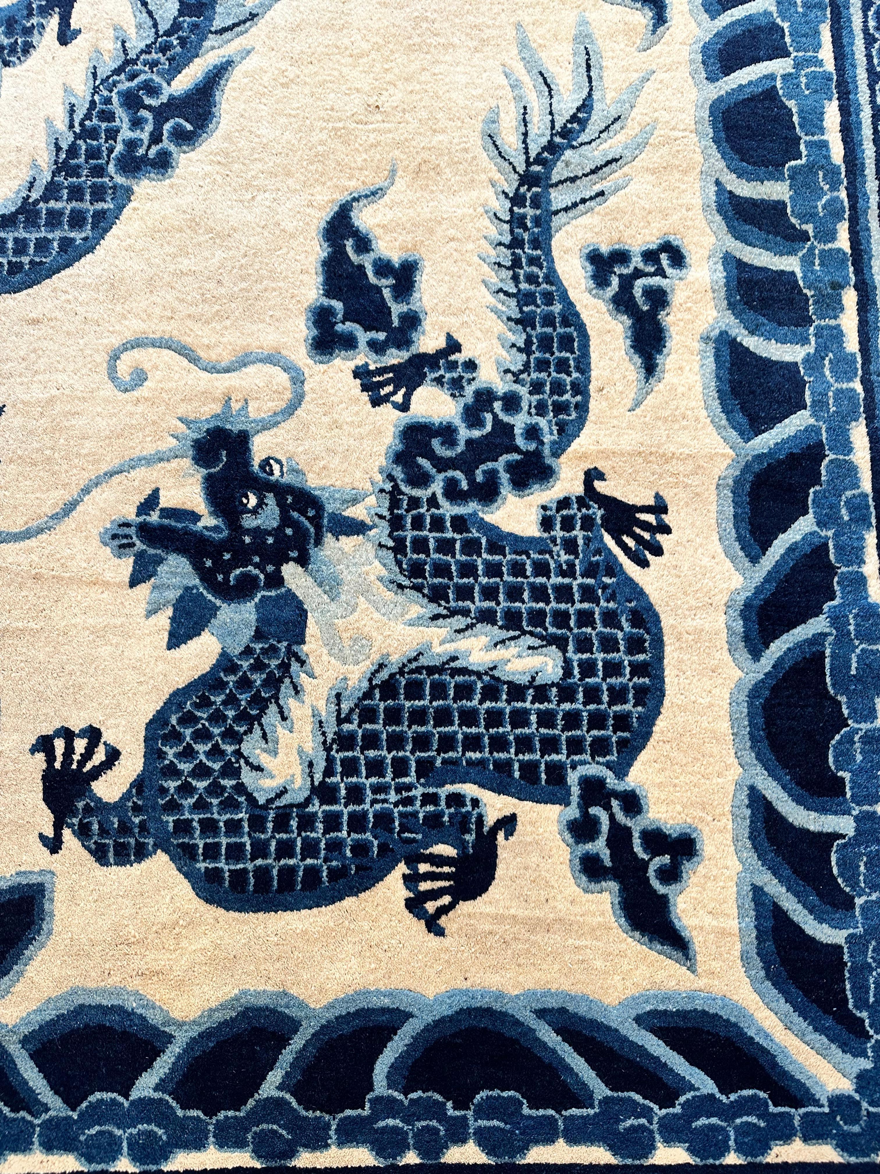 Antiker chinesischer Drachenteppich aus Peking, handgefertigter, cremefarbener und weiß-blauer orientalischer Teppich (Wolle) im Angebot