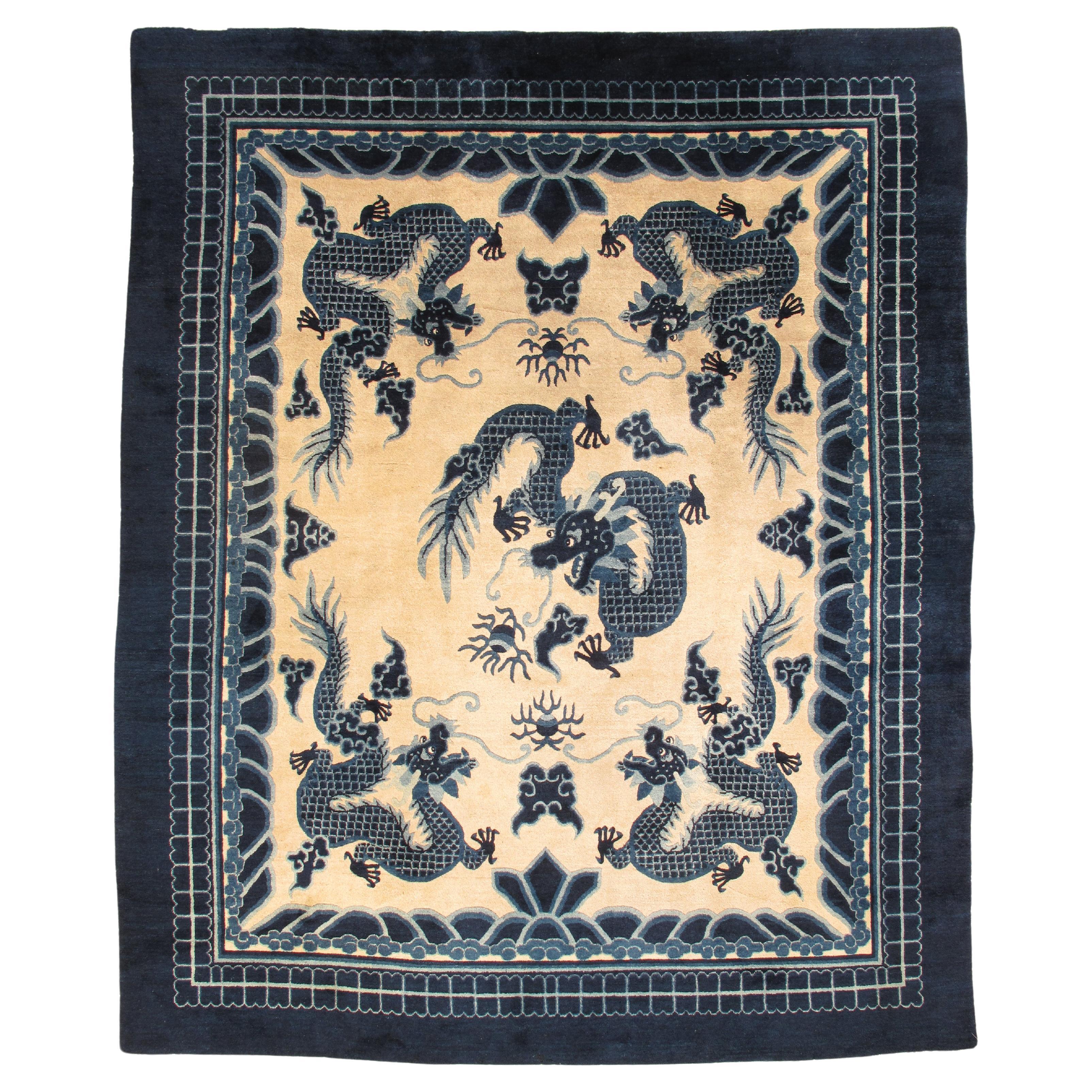 Antiker chinesischer Drachenteppich aus Peking, handgefertigter, cremefarbener und weiß-blauer orientalischer Teppich im Angebot