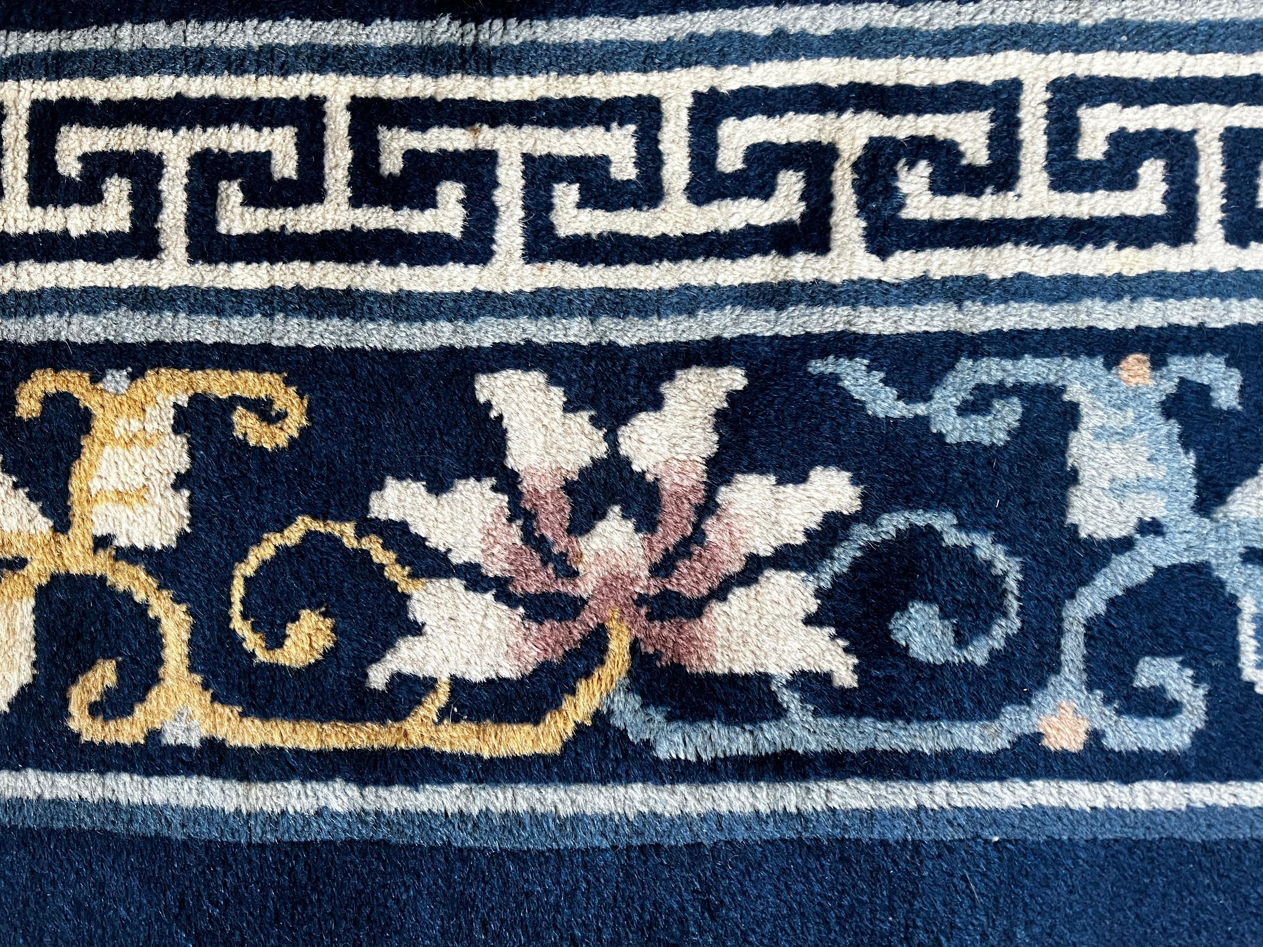 Antique Peking Chinese Oriental Rug In Excellent Condition For Sale In Doha, QA