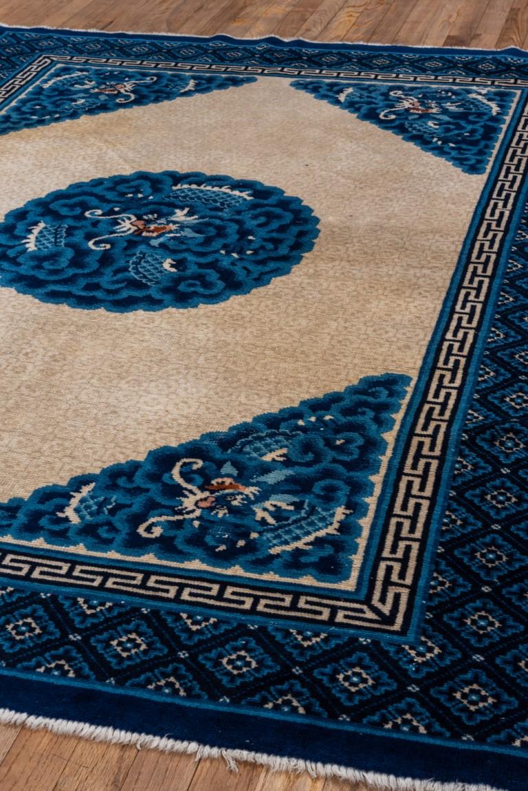 Noué à la main Ancien tapis chinois de Pékin avec champ écru et motifs bleu foncé  en vente