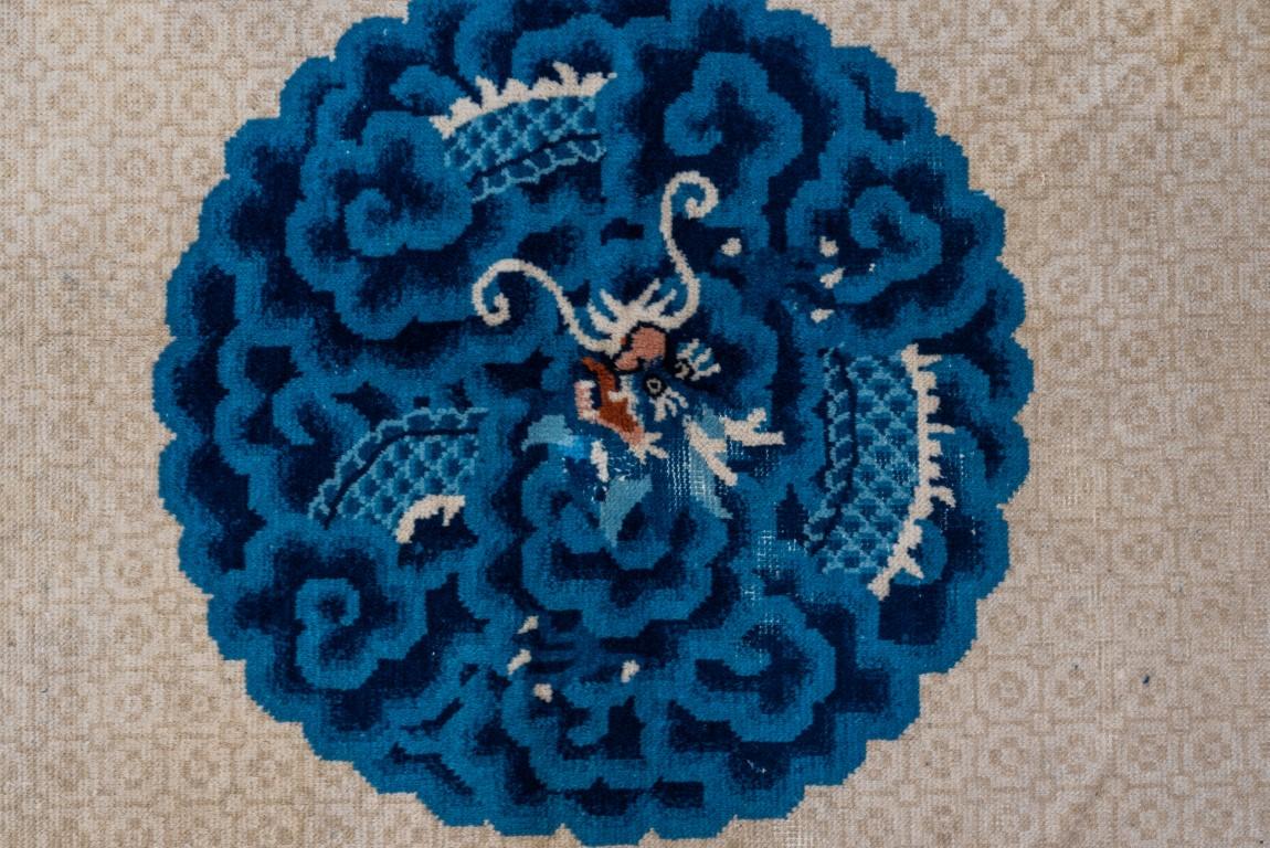 Ancien tapis chinois de Pékin avec champ écru et motifs bleu foncé  Bon état - En vente à New York, NY