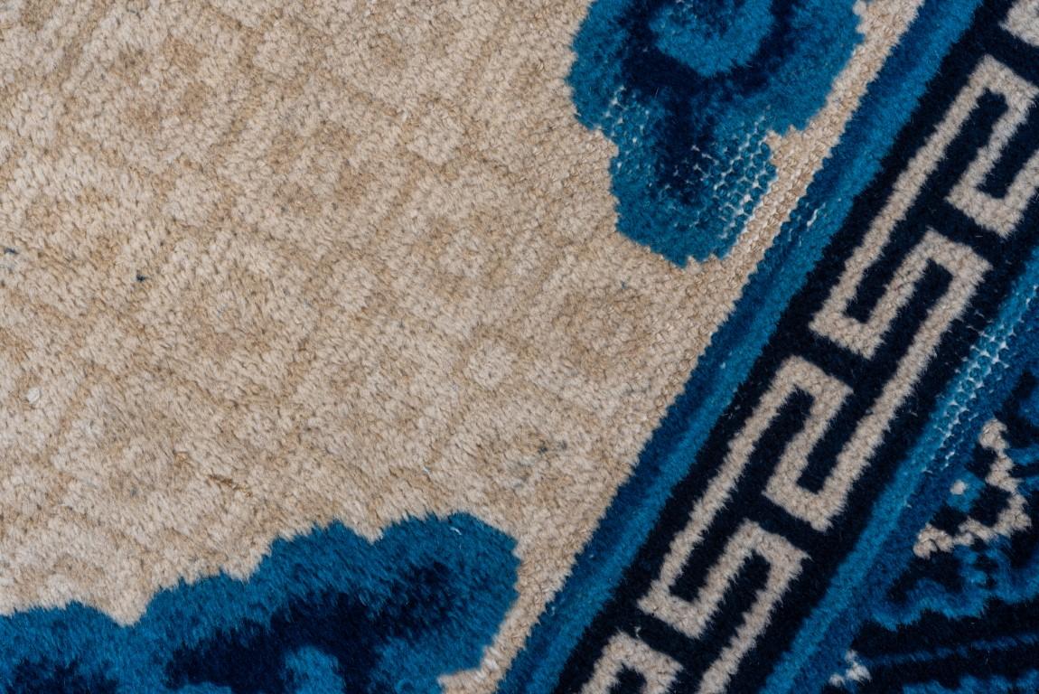 Antiker chinesischer Pekinger Teppich mit Ecru-Fuß und dunkelblauem Design  (20. Jahrhundert) im Angebot