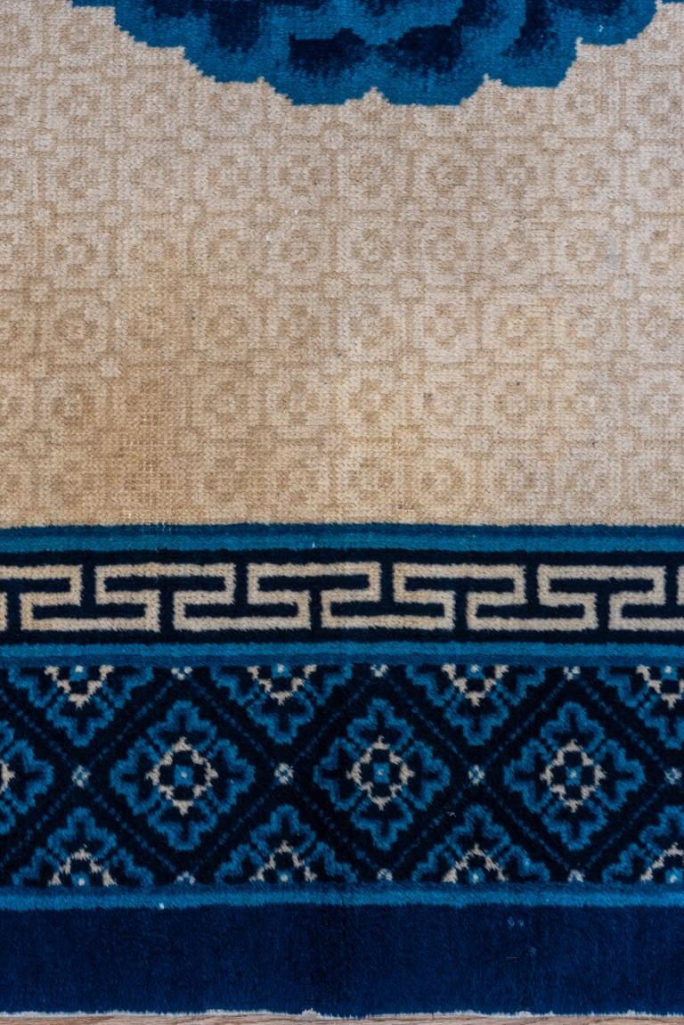 Antiker chinesischer Pekinger Teppich mit Ecru-Fuß und dunkelblauem Design  (Wolle) im Angebot