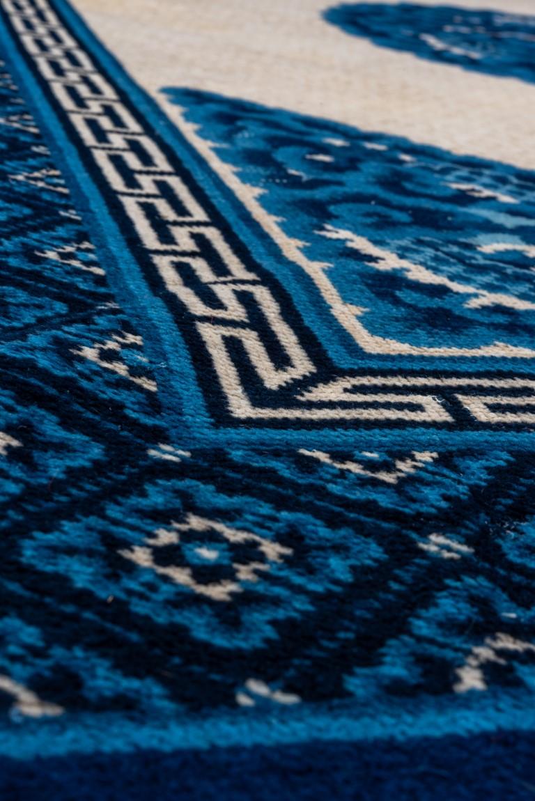 Ancien tapis chinois de Pékin avec champ écru et motifs bleu foncé  en vente 3