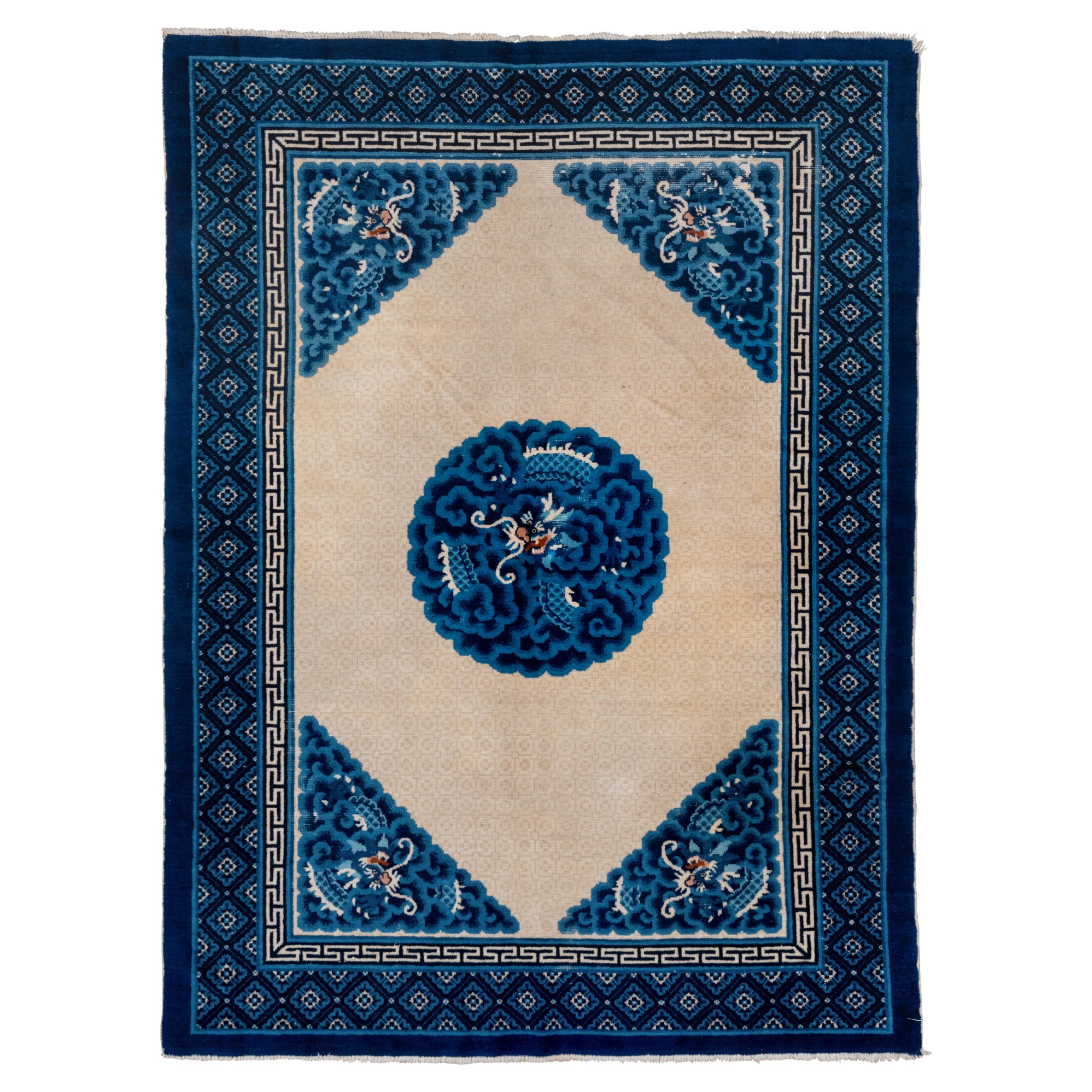 Ancien tapis chinois de Pékin avec champ écru et motifs bleu foncé  en vente