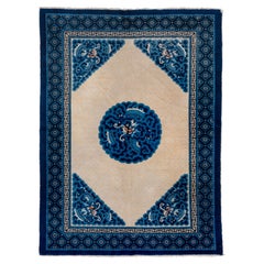Ancien tapis chinois de Pékin avec champ écru et motifs bleu foncé 