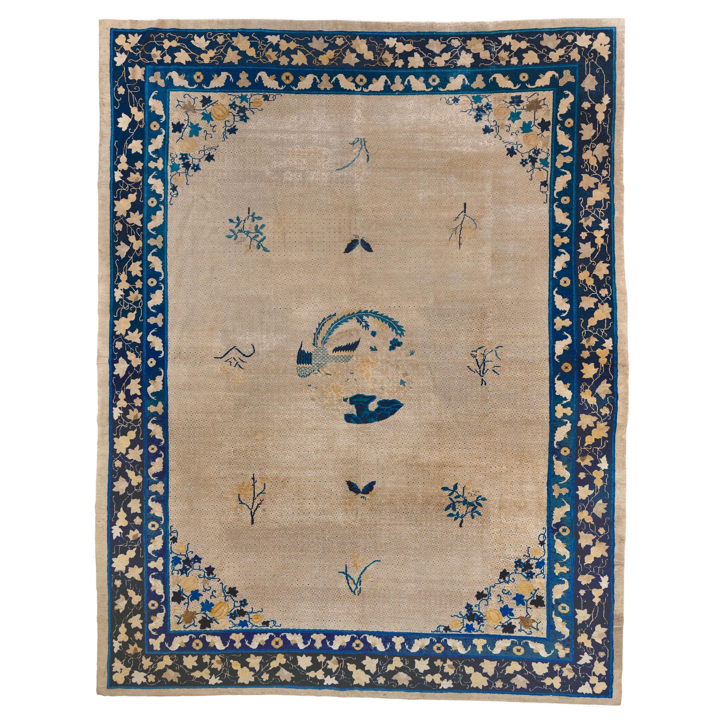 Antiker chinesischer Peking-Teppich mit ecrufarbenem Feld und Phoenix-Motiv