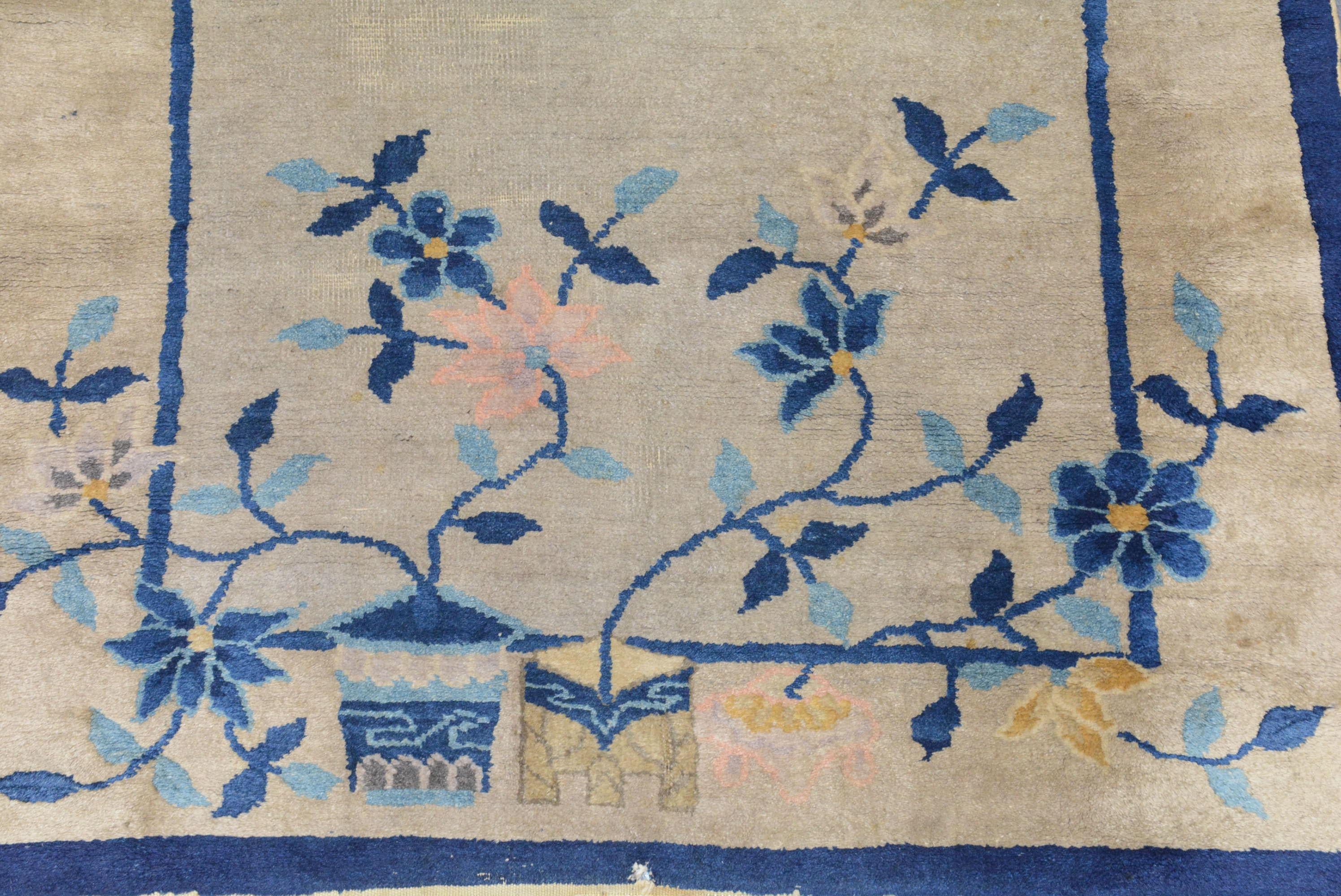 Dans les années 1860, une industrie organisée du tapis a été créée sous le patronage impérial à Pékin. Ces tapis ont tendance à avoir des tissages plus serrés et plus fins que leurs homologues du Up&Up, avec souvent des qualités de nœuds allant